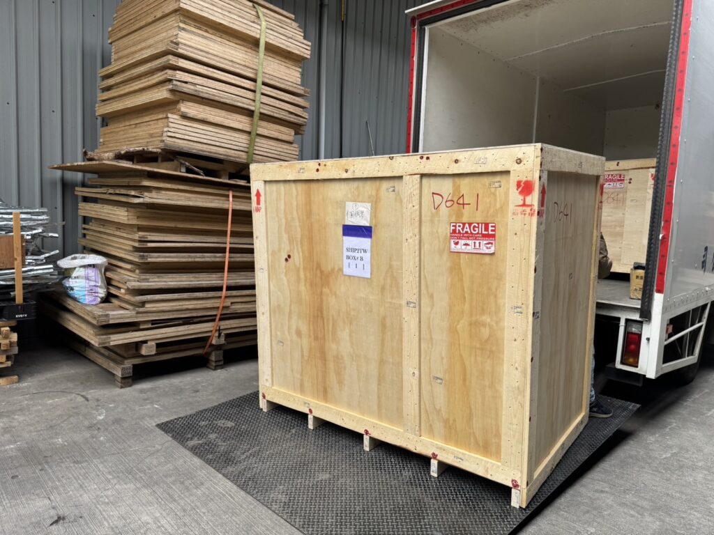 图片中的木箱是张小姐从奥克兰海运RH家具回国,RH家具是美国非常高挡且昂贵的克制化家具品牌,深受海内外有钱的华人喜爱,国内许多有钱人都喜欢在家里面摆一套RH家具,Ship2China国际搬家公司非常荣幸能够协助张小姐从美国北加州湾区奥克兰海运这批高挡家具到中国苏州,RH家具搭配苏州园林造境东西合璧相得益彰,感谢张小姐对Ship2China公司的信赖。