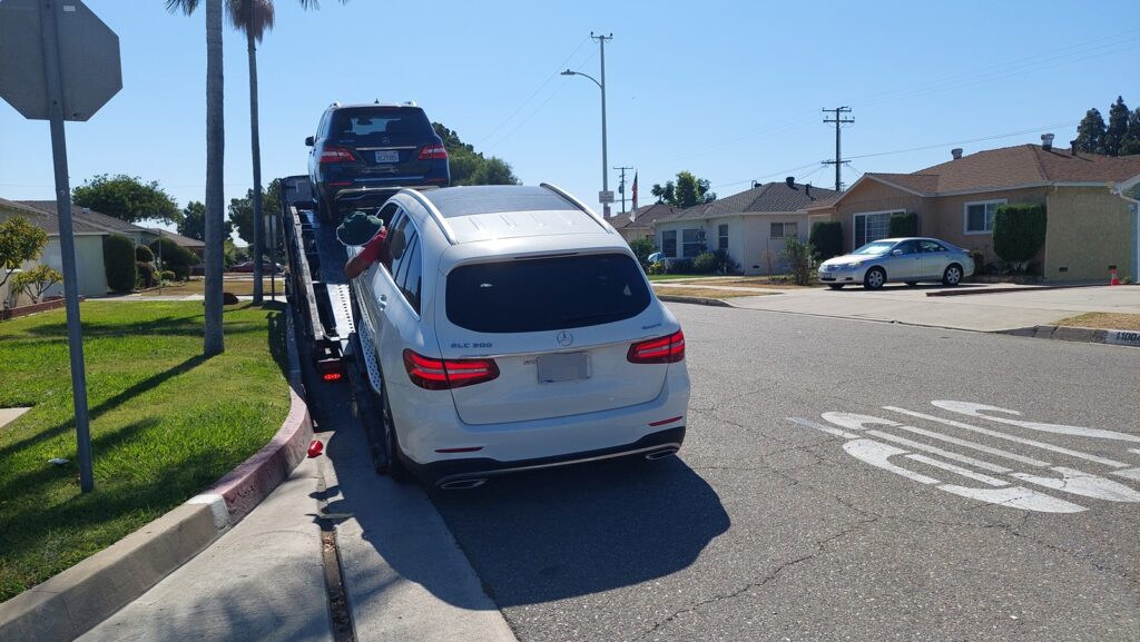 美国汽车托运价格多少钱呢?168 car shipping公司提供详细计算方法,美国运车价格计算方式跟距离、车款、油价、景气、季节、地点、时间等有关,其中影响汽车长途托运价格最重要的因素是距离,根据过去十年汽车托运价格统计数字,通常1英里托运费用介于0.5-1.5美金之间,运输距离越远价钱越便宜,例如从美国西岸洛杉矶运车到美国东岸纽约距离约2700英里,托运费用大约是美金$1300-2000左右,从洛杉矶运车到西雅图距离1000英里,托运价格约美金700-1100,季节也影响运费,例如冬季要从美国东岸运车到其他地区的价格比平常时间高约10-30%,主要原因就是冬季积雪道路难行,托运卡车的成本例如司机薪资及保险费用都比较高,地点也造成运费差异,特别是比较乡下地区,距离主要道路及大城市都较远地区,汽车拖运费用比较高一些,例如从三藩市(旧金山)运车到德州休士顿,一般时间运费约700-1100元,想知道更多美国汽车托运价格计算方式请参阅168 car shipping网站或谘询168 car shipping公司,168 car shipping是一家华人经营运车公司,服务佳价格合理评价优良,许多网友推荐的美国运车公司。 美国汽车托运价格多少钱呢?168 car shipping公司提供详细计算方法,美国运车价格计算方式跟距离、车款、油价、景气、季节、地点、时间等有关,其中影响汽车长途托运价格最重要的因素是距离,根据过去十年汽车托运价格统计数字,通常1英里托运费用介于0.5-1.5美金之间,运输距离越远价钱越便宜,例如从美国西岸洛杉矶运车到美国东岸纽约距离约2700英里,托运费用大约是美金$1300-2000左右,从洛杉矶运车到西雅图距离1000英里,托运价格约美金700-1100,季节也影响运费,例如冬季要从美国东岸运车到其他地区的价格比平常时间高约10-30%,主要原因就是冬季积雪道路难行,托运卡车的成本例如司机薪资及保险费用都比较高,地点也造成运费差异,特别是比较乡下地区,距离主要道路及大城市都较远地区,汽车拖运费用比较高一些,例如从三藩市(旧金山)运车到德州休士顿,一般时间运费约700-1100元,想知道更多美国汽车托运价格计算方式请参阅168 car shipping网站或谘询168 car shipping公司,168 car shipping是一家华人经营运车公司,服务佳价格合理评价优良,许多网友推荐的美国运车公司。