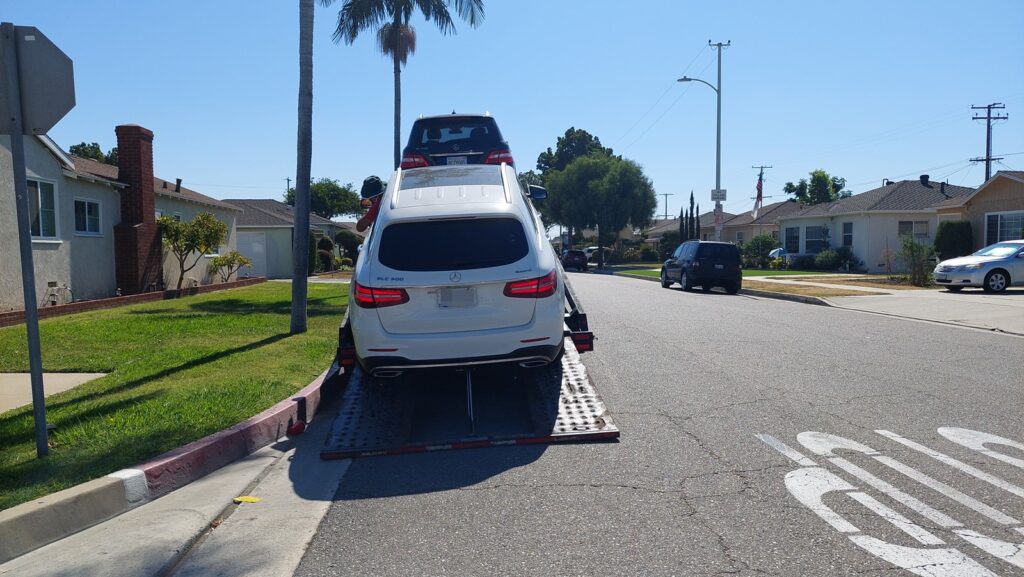 美国汽车托运价格多少钱呢?168 car shipping公司提供详细计算方法,美国运车价格计算方式跟距离、车款、油价、景气、季节、地点、时间等有关,其中影响汽车长途托运价格最重要的因素是距离,根据过去十年汽车托运价格统计数字,通常1英里托运费用介于0.5-1.5美金之间,运输距离越远价钱越便宜,例如从美国西岸洛杉矶运车到美国东岸纽约距离约2700英里,托运费用大约是美金$1300-2000左右,从洛杉矶运车到西雅图距离1000英里,托运价格约美金700-1100,季节也影响运费,例如冬季要从美国东岸运车到其他地区的价格比平常时间高约10-30%,主要原因就是冬季积雪道路难行,托运卡车的成本例如司机薪资及保险费用都比较高,地点也造成运费差异,特别是比较乡下地区,距离主要道路及大城市都较远地区,汽车拖运费用比较高一些,例如从三藩市(旧金山)运车到德州休士顿,一般时间运费约700-1100元,想知道更多美国汽车托运价格计算方式请参阅168 car shipping网站或谘询168 car shipping公司,168 car shipping是一家华人经营运车公司,服务佳价格合理评价优良,许多网友推荐的美国运车公司。 美国汽车托运价格多少钱呢?168 car shipping公司提供详细计算方法,美国运车价格计算方式跟距离、车款、油价、景气、季节、地点、时间等有关,其中影响汽车长途托运价格最重要的因素是距离,根据过去十年汽车托运价格统计数字,通常1英里托运费用介于0.5-1.5美金之间,运输距离越远价钱越便宜,例如从美国西岸洛杉矶运车到美国东岸纽约距离约2700英里,托运费用大约是美金$1300-2000左右,从洛杉矶运车到西雅图距离1000英里,托运价格约美金700-1100,季节也影响运费,例如冬季要从美国东岸运车到其他地区的价格比平常时间高约10-30%,主要原因就是冬季积雪道路难行,托运卡车的成本例如司机薪资及保险费用都比较高,地点也造成运费差异,特别是比较乡下地区,距离主要道路及大城市都较远地区,汽车拖运费用比较高一些,例如从三藩市(旧金山)运车到德州休士顿,一般时间运费约700-1100元,想知道更多美国汽车托运价格计算方式请参阅168 car shipping网站或谘询168 car shipping公司,168 car shipping是一家华人经营运车公司,服务佳价格合理评价优良,许多网友推荐的美国运车公司。