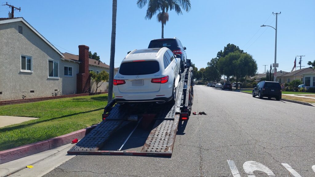 美国汽车托运价格多少钱呢?168 car shipping公司提供详细计算方法,美国运车价格计算方式跟距离、车款、油价、景气、季节、地点、时间等有关,其中影响汽车长途托运价格最重要的因素是距离,根据过去十年汽车托运价格统计数字,通常1英里托运费用介于0.5-1.5美金之间,运输距离越远价钱越便宜,例如从美国西岸洛杉矶运车到美国东岸纽约距离约2700英里,托运费用大约是美金$1300-2000左右,从洛杉矶运车到西雅图距离1000英里,托运价格约美金700-1100,季节也影响运费,例如冬季要从美国东岸运车到其他地区的价格比平常时间高约10-30%,主要原因就是冬季积雪道路难行,托运卡车的成本例如司机薪资及保险费用都比较高,地点也造成运费差异,特别是比较乡下地区,距离主要道路及大城市都较远地区,汽车拖运费用比较高一些,例如从三藩市(旧金山)运车到德州休士顿,一般时间运费约700-1100元,想知道更多美国汽车托运价格计算方式请参阅168 car shipping网站或谘询168 car shipping公司,168 car shipping是一家华人经营运车公司,服务佳价格合理评价优良,许多网友推荐的美国运车公司。 美国汽车托运价格多少钱呢?168 car shipping公司提供详细计算方法,美国运车价格计算方式跟距离、车款、油价、景气、季节、地点、时间等有关,其中影响汽车长途托运价格最重要的因素是距离,根据过去十年汽车托运价格统计数字,通常1英里托运费用介于0.5-1.5美金之间,运输距离越远价钱越便宜,例如从美国西岸洛杉矶运车到美国东岸纽约距离约2700英里,托运费用大约是美金$1300-2000左右,从洛杉矶运车到西雅图距离1000英里,托运价格约美金700-1100,季节也影响运费,例如冬季要从美国东岸运车到其他地区的价格比平常时间高约10-30%,主要原因就是冬季积雪道路难行,托运卡车的成本例如司机薪资及保险费用都比较高,地点也造成运费差异,特别是比较乡下地区,距离主要道路及大城市都较远地区,汽车拖运费用比较高一些,例如从三藩市(旧金山)运车到德州休士顿,一般时间运费约700-1100元,想知道更多美国汽车托运价格计算方式请参阅168 car shipping网站或谘询168 car shipping公司,168 car shipping是一家华人经营运车公司,服务佳价格合理评价优良,许多网友推荐的美国运车公司。