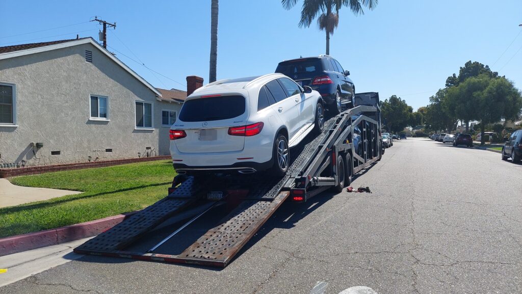 美国汽车托运价格多少钱呢?168 car shipping公司提供详细计算方法,美国运车价格计算方式跟距离、车款、油价、景气、季节、地点、时间等有关,其中影响汽车长途托运价格最重要的因素是距离,根据过去十年汽车托运价格统计数字,通常1英里托运费用介于0.5-1.5美金之间,运输距离越远价钱越便宜,例如从美国西岸洛杉矶运车到美国东岸纽约距离约2700英里,托运费用大约是美金$1300-2000左右,从洛杉矶运车到西雅图距离1000英里,托运价格约美金700-1100,季节也影响运费,例如冬季要从美国东岸运车到其他地区的价格比平常时间高约10-30%,主要原因就是冬季积雪道路难行,托运卡车的成本例如司机薪资及保险费用都比较高,地点也造成运费差异,特别是比较乡下地区,距离主要道路及大城市都较远地区,汽车拖运费用比较高一些,例如从三藩市(旧金山)运车到德州休士顿,一般时间运费约700-1100元,想知道更多美国汽车托运价格计算方式请参阅168 car shipping网站或谘询168 car shipping公司,168 car shipping是一家华人经营运车公司,服务佳价格合理评价优良,许多网友推荐的美国运车公司。 美国汽车托运价格多少钱呢?168 car shipping公司提供详细计算方法,美国运车价格计算方式跟距离、车款、油价、景气、季节、地点、时间等有关,其中影响汽车长途托运价格最重要的因素是距离,根据过去十年汽车托运价格统计数字,通常1英里托运费用介于0.5-1.5美金之间,运输距离越远价钱越便宜,例如从美国西岸洛杉矶运车到美国东岸纽约距离约2700英里,托运费用大约是美金$1300-2000左右,从洛杉矶运车到西雅图距离1000英里,托运价格约美金700-1100,季节也影响运费,例如冬季要从美国东岸运车到其他地区的价格比平常时间高约10-30%,主要原因就是冬季积雪道路难行,托运卡车的成本例如司机薪资及保险费用都比较高,地点也造成运费差异,特别是比较乡下地区,距离主要道路及大城市都较远地区,汽车拖运费用比较高一些,例如从三藩市(旧金山)运车到德州休士顿,一般时间运费约700-1100元,想知道更多美国汽车托运价格计算方式请参阅168 car shipping网站或谘询168 car shipping公司,168 car shipping是一家华人经营运车公司,服务佳价格合理评价优良,许多网友推荐的美国运车公司。