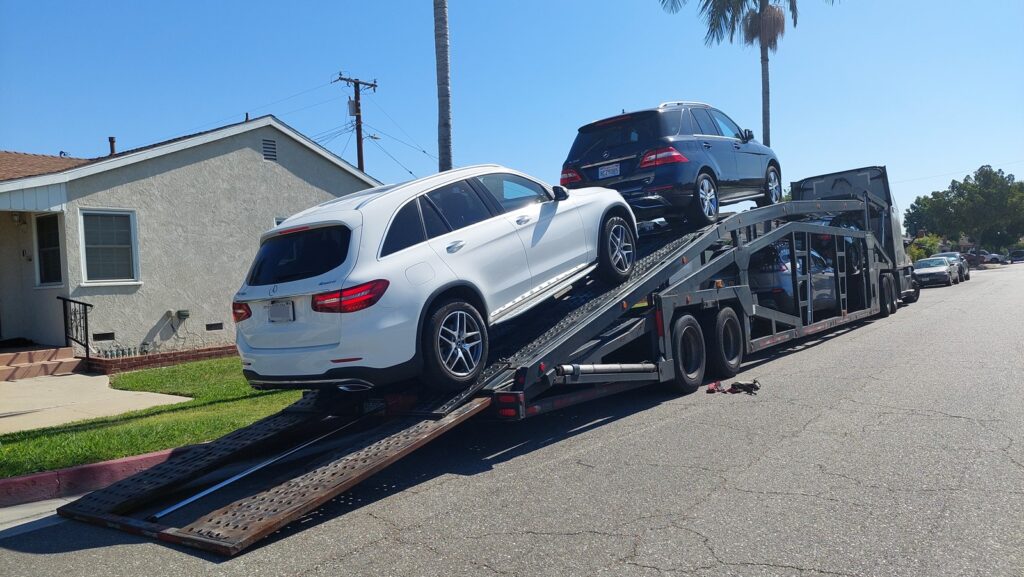 美国汽车托运价格多少钱呢?168 car shipping公司提供详细计算方法,美国运车价格计算方式跟距离、车款、油价、景气、季节、地点、时间等有关,其中影响汽车长途托运价格最重要的因素是距离,根据过去十年汽车托运价格统计数字,通常1英里托运费用介于0.5-1.5美金之间,运输距离越远价钱越便宜,例如从美国西岸洛杉矶运车到美国东岸纽约距离约2700英里,托运费用大约是美金$1300-2000左右,从洛杉矶运车到西雅图距离1000英里,托运价格约美金700-1100,季节也影响运费,例如冬季要从美国东岸运车到其他地区的价格比平常时间高约10-30%,主要原因就是冬季积雪道路难行,托运卡车的成本例如司机薪资及保险费用都比较高,地点也造成运费差异,特别是比较乡下地区,距离主要道路及大城市都较远地区,汽车拖运费用比较高一些,例如从三藩市(旧金山)运车到德州休士顿,一般时间运费约700-1100元,想知道更多美国汽车托运价格计算方式请参阅168 car shipping网站或谘询168 car shipping公司,168 car shipping是一家华人经营运车公司,服务佳价格合理评价优良,许多网友推荐的美国运车公司。 美国汽车托运价格多少钱呢?168 car shipping公司提供详细计算方法,美国运车价格计算方式跟距离、车款、油价、景气、季节、地点、时间等有关,其中影响汽车长途托运价格最重要的因素是距离,根据过去十年汽车托运价格统计数字,通常1英里托运费用介于0.5-1.5美金之间,运输距离越远价钱越便宜,例如从美国西岸洛杉矶运车到美国东岸纽约距离约2700英里,托运费用大约是美金$1300-2000左右,从洛杉矶运车到西雅图距离1000英里,托运价格约美金700-1100,季节也影响运费,例如冬季要从美国东岸运车到其他地区的价格比平常时间高约10-30%,主要原因就是冬季积雪道路难行,托运卡车的成本例如司机薪资及保险费用都比较高,地点也造成运费差异,特别是比较乡下地区,距离主要道路及大城市都较远地区,汽车拖运费用比较高一些,例如从三藩市(旧金山)运车到德州休士顿,一般时间运费约700-1100元,想知道更多美国汽车托运价格计算方式请参阅168 car shipping网站或谘询168 car shipping公司,168 car shipping是一家华人经营运车公司,服务佳价格合理评价优良,许多网友推荐的美国运车公司。