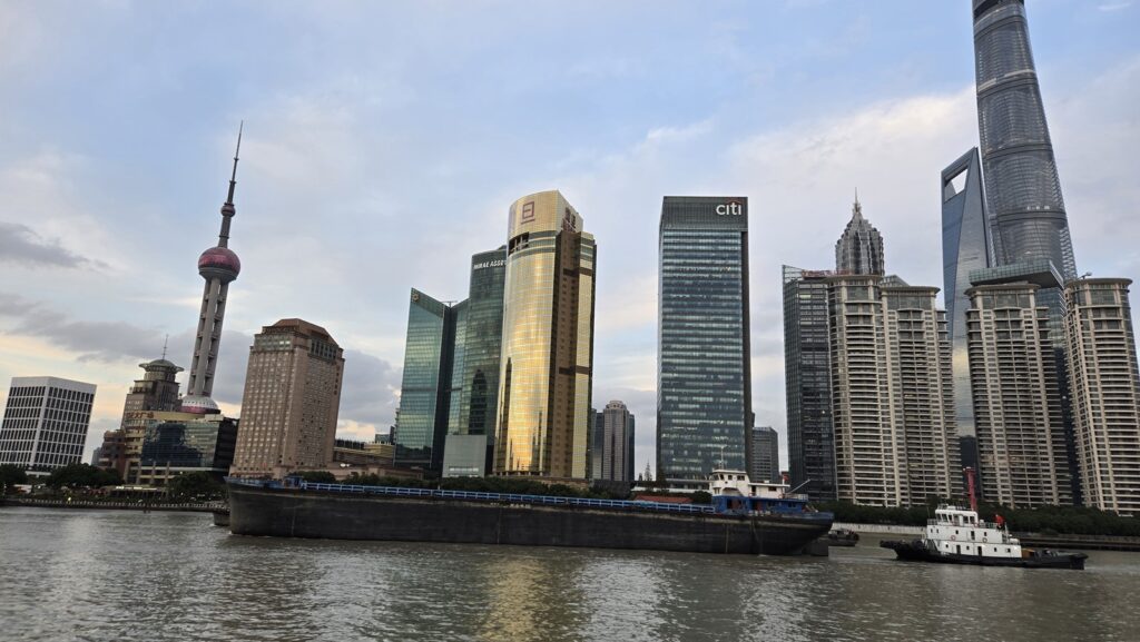 在美国加州的碧海蓝天下,刘先生一家度过了近三十年的人生篇章,刘先生曾经是一位土生土长於中国上海黄浦江畔的年轻人,30年前怀抱梦想远赴重洋到美国攻读加州大学博士班,凭着奖学金进入加州大学Berkeley分校攻读硕博士,毕业后顺利进入硅谷高科技产业,在Intel、Cisco、Qualcomm高通等世界级公司累积深厚经验,全家人搬到在南加州洛杉矶Arcadia定居,拥有宽敞的四房独栋洋房,过着令人称羡的生活。 从美国洛杉矶海运搬家回国攻略-图片是中国上海近几年繁荣发展现况,越来越多华人考虑从美国海运寄送大件行李到中国,Ship2China国际搬家公司服务包含美国寄大件行李回国及海运家具行李托运回国服务