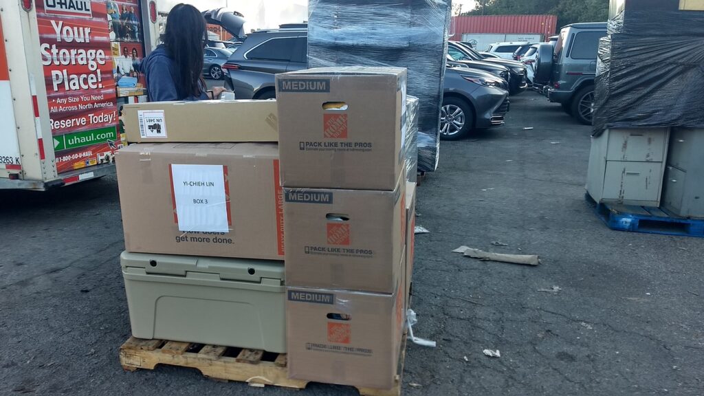 从美国洛杉矶海运搬家回国攻略-图片是Ship2China协助刘先生海运回国行李放在托盘上的照片,图片中工作人员将家具行李用胶膜固定好,辟免海运过程中碰撞损毁,刘先生询问海运纸箱哪边买?Ship2China都会免费提供客户海运纸箱,要用蛇么尺寸的海运纸箱?Ship2China建议用20X20X20左右的海运纸箱,建议用双层纸箱的保护效果比较好,这几年中国荣发发展,越来越多华人考虑从美国海运搬家到中国,有任何海运回国时间及价格问题推荐询问Ship2China,Ship2China业务负责寄送大件行李到中国及国际搬家运输服务海运家具行李床垫电视托运回国服务 从美国洛杉矶海运搬家回国攻略-图片是Ship2China协助刘先生海运回国行李放在托盘上的照片,图片中工作人员将家具行李用胶膜固定好,辟免海运过程中碰撞损毁,刘先生询问海运纸箱哪边买?Ship2China都会免费提供客户海运纸箱,要用蛇么尺寸的海运纸箱?Ship2China建议用20X20X20左右的海运纸箱,建议用双层纸箱的保护效果比较好,这几年中国荣发发展,越来越多华人考虑从美国海运搬家到中国,有任何海运回国时间及价格问题推荐询问Ship2China,Ship2China业务负责寄送大件行李到中国及国际搬家运输服务海运家具行李床垫电视托运回国服务