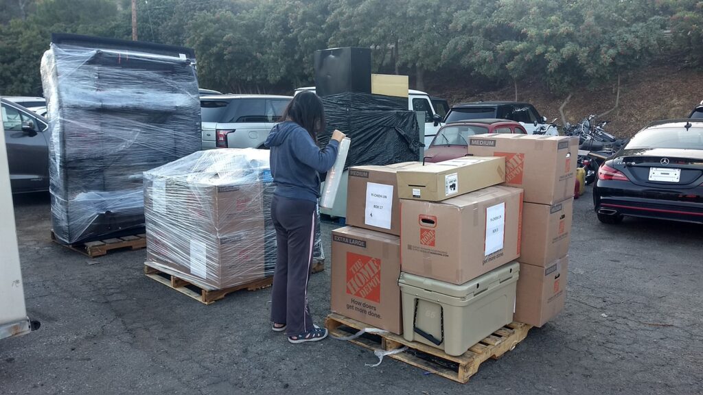 从美国洛杉矶海运搬家回国攻略-图片是Ship2China协助刘先生海运回国行李放在托盘上的照片,图片中工作人员将家具行李用胶膜固定好,辟免海运过程中碰撞损毁,刘先生询问海运纸箱哪边买?Ship2China都会免费提供客户海运纸箱,要用蛇么尺寸的海运纸箱?Ship2China建议用20X20X20左右的海运纸箱,建议用双层纸箱的保护效果比较好,这几年中国荣发发展,越来越多华人考虑从美国海运搬家到中国,有任何海运回国时间及价格问题推荐询问Ship2China,Ship2China业务负责寄送大件行李到中国及国际搬家运输服务海运家具行李床垫电视托运回国服务 从美国洛杉矶海运搬家回国攻略-图片是Ship2China协助刘先生海运回国行李放在托盘上的照片,图片中工作人员将家具行李用胶膜固定好,辟免海运过程中碰撞损毁,刘先生询问海运纸箱哪边买?Ship2China都会免费提供客户海运纸箱,要用蛇么尺寸的海运纸箱?Ship2China建议用20X20X20左右的海运纸箱,建议用双层纸箱的保护效果比较好,这几年中国荣发发展,越来越多华人考虑从美国海运搬家到中国,有任何海运回国时间及价格问题推荐询问Ship2China,Ship2China业务负责寄送大件行李到中国及国际搬家运输服务海运家具行李床垫电视托运回国服务