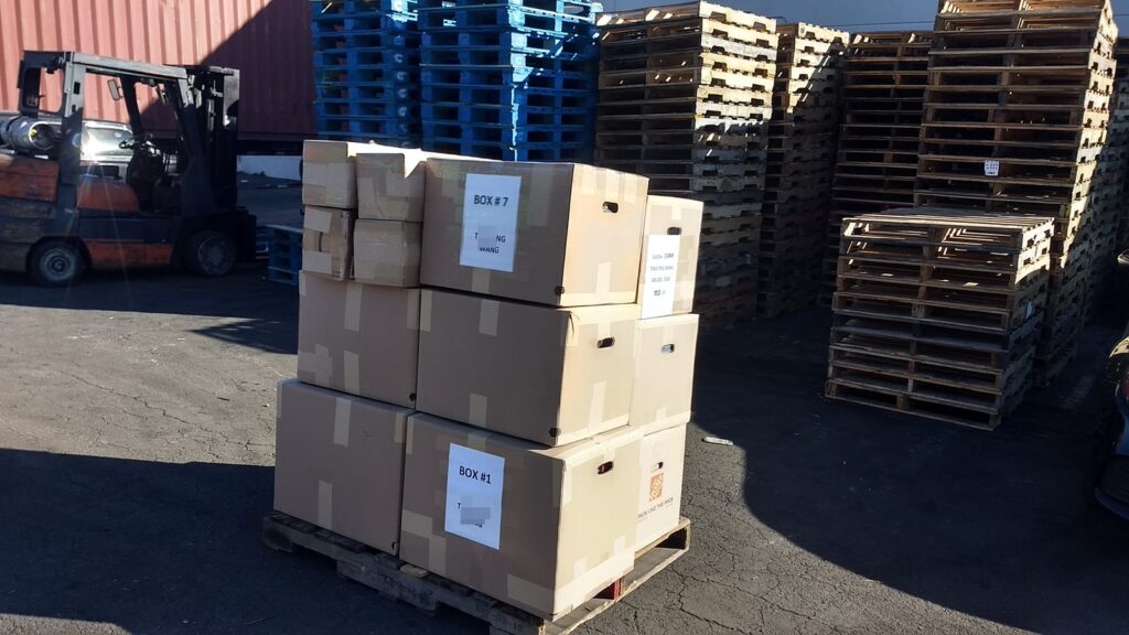 从美国洛杉矶海运搬家回国攻略-图片是Ship2China协助刘先生海运回国行李放在托盘上的照片,图片中工作人员将家具行李用胶膜固定好,辟免海运过程中碰撞损毁,刘先生询问海运纸箱哪边买?Ship2China都会免费提供客户海运纸箱,要用蛇么尺寸的海运纸箱?Ship2China建议用20X20X20左右的海运纸箱,建议用双层纸箱的保护效果比较好,这几年中国荣发发展,越来越多华人考虑从美国海运搬家到中国,有任何海运回国时间及价格问题推荐询问Ship2China,Ship2China业务负责寄送大件行李到中国及国际搬家运输服务海运家具行李床垫电视托运回国服务 从美国洛杉矶海运搬家回国攻略-图片是Ship2China协助刘先生海运回国行李放在托盘上的照片,图片中工作人员将家具行李用胶膜固定好,辟免海运过程中碰撞损毁,刘先生询问海运纸箱哪边买?Ship2China都会免费提供客户海运纸箱,要用蛇么尺寸的海运纸箱?Ship2China建议用20X20X20左右的海运纸箱,建议用双层纸箱的保护效果比较好,这几年中国荣发发展,越来越多华人考虑从美国海运搬家到中国,有任何海运回国时间及价格问题推荐询问Ship2China,Ship2China业务负责寄送大件行李到中国及国际搬家运输服务海运家具行李床垫电视托运回国服务