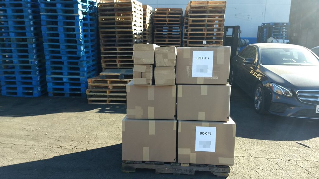 从美国洛杉矶海运搬家回国攻略-图片是Ship2China协助刘先生海运回国行李放在托盘上的照片,图片中工作人员将家具行李用胶膜固定好,辟免海运过程中碰撞损毁,刘先生询问海运纸箱哪边买?Ship2China都会免费提供客户海运纸箱,要用蛇么尺寸的海运纸箱?Ship2China建议用20X20X20左右的海运纸箱,建议用双层纸箱的保护效果比较好,这几年中国荣发发展,越来越多华人考虑从美国海运搬家到中国,有任何海运回国时间及价格问题推荐询问Ship2China,Ship2China业务负责寄送大件行李到中国及国际搬家运输服务海运家具行李床垫电视托运回国服务 从美国洛杉矶海运搬家回国攻略-图片是Ship2China协助刘先生海运回国行李放在托盘上的照片,图片中工作人员将家具行李用胶膜固定好,辟免海运过程中碰撞损毁,刘先生询问海运纸箱哪边买?Ship2China都会免费提供客户海运纸箱,要用蛇么尺寸的海运纸箱?Ship2China建议用20X20X20左右的海运纸箱,建议用双层纸箱的保护效果比较好,这几年中国荣发发展,越来越多华人考虑从美国海运搬家到中国,有任何海运回国时间及价格问题推荐询问Ship2China,Ship2China业务负责寄送大件行李到中国及国际搬家运输服务海运家具行李床垫电视托运回国服务