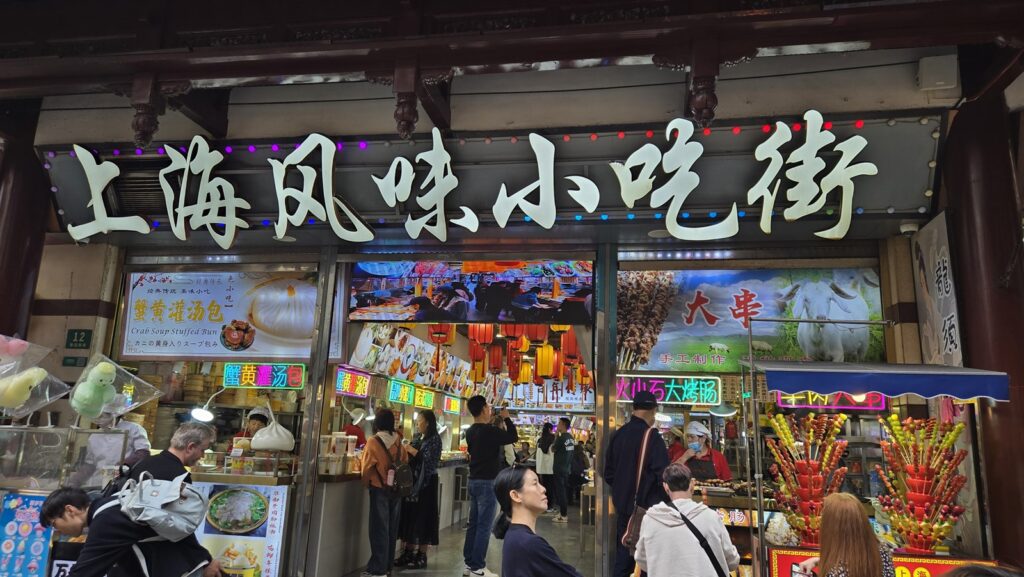 一晃眼过了30年,儿女长大成人各自在西雅图与纽约工作,夫妻俩也在前几年退休了,经过许多次回中国各地旅居后,刘先生深感祖国各项基础建设发展惊人、生活方便且物价便宜治安良好,逐渐萌生出告老还乡落叶归根的念头,三十年光阴弹指一挥间,要从熟悉的美国生活抽离,跨海搬家回国重新扎根故乡,并非易事,但正如刘先生所说:“是时候回老家了,老家还有许多亲戚朋友;少小离家老大回,乡音无改鬓毛衰,儿童相见不相识,笑问客从何处来;唐代诗人贺知章这首回乡偶书道尽了刘先生海运回国内心最深处的感触。 一晃眼过了30年,儿女长大成人各自在西雅图与纽约工作,夫妻俩也在前几年退休了,经过许多次回中国各地旅居后,刘先生深感祖国各项基础建设发展惊人、生活方便且物价便宜治安良好,逐渐萌生出告老还乡落叶归根的念头,三十年光阴弹指一挥间,要从熟悉的美国生活抽离,跨海搬家回国重新扎根故乡,并非易事,但正如刘先生所说:“是时候回老家了,老家还有许多亲戚朋友;少小离家老大回,乡音无改鬓毛衰,儿童相见不相识,笑问客从何处来;唐代诗人贺知章这首回乡偶书道尽了刘先生海运回国内心最深处的感触。