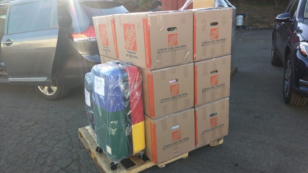 从美国洛杉矶海运搬家回国攻略-图片是Ship2China协助刘先生海运回国行李放在托盘上的照片,图片中工作人员将家具行李用胶膜固定好,辟免海运过程中碰撞损毁,刘先生询问海运纸箱哪边买?Ship2China都会免费提供客户海运纸箱,要用蛇么尺寸的海运纸箱?Ship2China建议用20X20X20左右的海运纸箱,建议用双层纸箱的保护效果比较好,这几年中国荣发发展,越来越多华人考虑从美国海运搬家到中国,有任何海运回国时间及价格问题推荐询问Ship2China,Ship2China业务负责寄送大件行李到中国及国际搬家运输服务海运家具行李床垫电视托运回国服务 从美国洛杉矶海运搬家回国攻略-图片是Ship2China协助刘先生海运回国行李放在托盘上的照片,图片中工作人员将家具行李用胶膜固定好,辟免海运过程中碰撞损毁,刘先生询问海运纸箱哪边买?Ship2China都会免费提供客户海运纸箱,要用蛇么尺寸的海运纸箱?Ship2China建议用20X20X20左右的海运纸箱,建议用双层纸箱的保护效果比较好,这几年中国荣发发展,越来越多华人考虑从美国海运搬家到中国,有任何海运回国时间及价格问题推荐询问Ship2China,Ship2China业务负责寄送大件行李到中国及国际搬家运输服务海运家具行李床垫电视托运回国服务