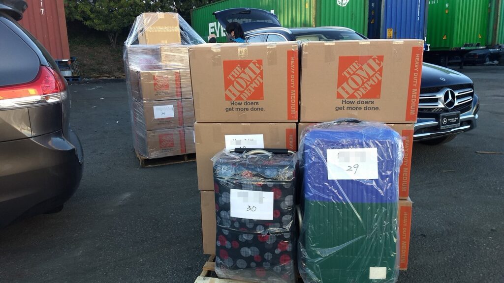 从美国洛杉矶海运搬家回国攻略-图片是Ship2China协助刘先生海运回国行李放在托盘上的照片,图片中工作人员将家具行李用胶膜固定好,辟免海运过程中碰撞损毁,刘先生询问海运纸箱哪边买?Ship2China都会免费提供客户海运纸箱,要用蛇么尺寸的海运纸箱?Ship2China建议用20X20X20左右的海运纸箱,建议用双层纸箱的保护效果比较好,这几年中国荣发发展,越来越多华人考虑从美国海运搬家到中国,有任何海运回国时间及价格问题推荐询问Ship2China,Ship2China业务负责寄送大件行李到中国及国际搬家运输服务海运家具行李床垫电视托运回国服务 从美国洛杉矶海运搬家回国攻略-图片是Ship2China协助刘先生海运回国行李放在托盘上的照片,图片中工作人员将家具行李用胶膜固定好,辟免海运过程中碰撞损毁,刘先生询问海运纸箱哪边买?Ship2China都会免费提供客户海运纸箱,要用蛇么尺寸的海运纸箱?Ship2China建议用20X20X20左右的海运纸箱,建议用双层纸箱的保护效果比较好,这几年中国荣发发展,越来越多华人考虑从美国海运搬家到中国,有任何海运回国时间及价格问题推荐询问Ship2China,Ship2China业务负责寄送大件行李到中国及国际搬家运输服务海运家具行李床垫电视托运回国服务