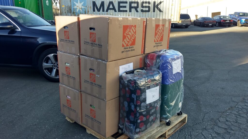 从美国洛杉矶海运搬家回国攻略-图片是Ship2China协助刘先生海运回国行李放在托盘上的照片,图片中工作人员将家具行李用胶膜固定好,辟免海运过程中碰撞损毁,刘先生询问海运纸箱哪边买?Ship2China都会免费提供客户海运纸箱,要用蛇么尺寸的海运纸箱?Ship2China建议用20X20X20左右的海运纸箱,建议用双层纸箱的保护效果比较好,这几年中国荣发发展,越来越多华人考虑从美国海运搬家到中国,有任何海运回国时间及价格问题推荐询问Ship2China,Ship2China业务负责寄送大件行李到中国及国际搬家运输服务海运家具行李床垫电视托运回国服务 从美国洛杉矶海运搬家回国攻略-图片是Ship2China协助刘先生海运回国行李放在托盘上的照片,图片中工作人员将家具行李用胶膜固定好,辟免海运过程中碰撞损毁,刘先生询问海运纸箱哪边买?Ship2China都会免费提供客户海运纸箱,要用蛇么尺寸的海运纸箱?Ship2China建议用20X20X20左右的海运纸箱,建议用双层纸箱的保护效果比较好,这几年中国荣发发展,越来越多华人考虑从美国海运搬家到中国,有任何海运回国时间及价格问题推荐询问Ship2China,Ship2China业务负责寄送大件行李到中国及国际搬家运输服务海运家具行李床垫电视托运回国服务