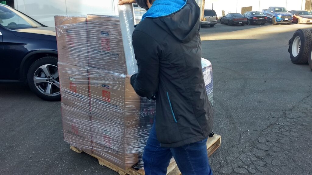 从美国洛杉矶海运搬家回国攻略-图片是Ship2China协助刘先生海运回国行李放在托盘上的照片,图片中工作人员将家具行李用胶膜固定好,辟免海运过程中碰撞损毁,这几年中国荣发发展,越来越多华人考虑从美国海运搬家到中国,有任何海运回国问题推荐询问Ship2China,Ship2China业务负责寄送大件行李到中国及国际搬家运输服务海运家具行李床垫电视托运回国服务 从美国洛杉矶海运搬家回国攻略-图片是Ship2China协助刘先生海运回国行李放在托盘上的照片,图片中工作人员将家具行李用胶膜固定好,辟免海运过程中碰撞损毁,这几年中国荣发发展,越来越多华人考虑从美国海运搬家到中国,有任何海运回国问题推荐询问Ship2China,Ship2China业务负责寄送大件行李到中国及国际搬家运输服务海运家具行李床垫电视托运回国服务