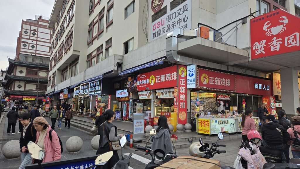 决定海运搬家回国后,刘先生在上海嘉定区购入一套三房新居,虽然房子不大,但生活机能完善,楼下吃的喝的用的都有,价格还非常便宜,失活所需的许多东西都是美国半价或更低,住家离虹桥机场和高铁站都很近,非常适合退休生活,另外问题也随之而来:洛杉矶Arcadia那座宽敞的洋房塞满了三十年积累的家具与回忆,上海新家却空间有限,哪些家具要寄回国?哪些要舍弃?每一件物品都有情感牵绊,取舍之难超乎想象。 决定海运搬家回国后,刘先生在上海嘉定区购入一套三房新居,虽然房子不大,但生活机能完善,楼下吃的喝的用的都有,价格还非常便宜,失活所需的许多东西都是美国半价或更低,住家离虹桥机场和高铁站都很近,非常适合退休生活,另外问题也随之而来:洛杉矶Arcadia那座宽敞的洋房塞满了三十年积累的家具与回忆,上海新家却空间有限,哪些家具要寄回国?哪些要舍弃?每一件物品都有情感牵绊,取舍之难超乎想象。