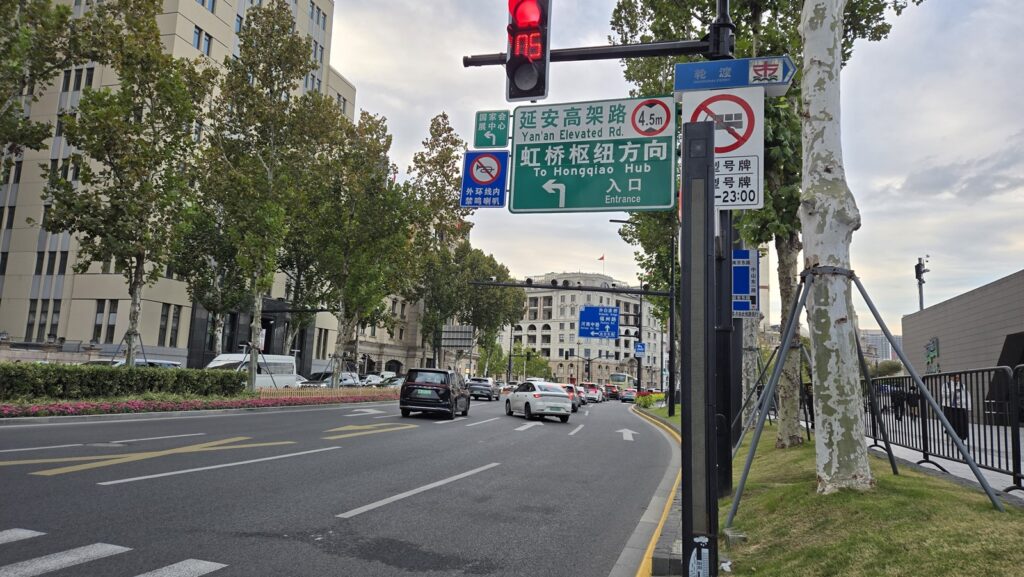 从美国洛杉矶海运搬家回国攻略-图片是中国上海静安寺附近街上道路景色,这几年上海街道变化非常大,跟刘先生小时候都不一样了,特别是热门旅游景点静安寺,静安寺是许多从国外移民回国人士最喜欢的打卡景点之一,刘先生海运回国后第一站也是到访静安寺,重温当年小时候在上海长大的童年时光,上海近几年繁荣发展现况,越来越多华人考虑从美国海运寄送大件行李到中国,Ship2China国际搬家公司服务包含美国寄大件行李回国及海运家具行李托运回国服务 从美国洛杉矶海运搬家回国攻略-图片是中国上海静安寺附近街上道路景色,这几年上海街道变化非常大,跟刘先生小时候都不一样了,特别是热门旅游景点静安寺,静安寺是许多从国外移民回国人士最喜欢的打卡景点之一,刘先生海运回国后第一站也是到访静安寺,重温当年小时候在上海长大的童年时光,上海近几年繁荣发展现况,越来越多华人考虑从美国海运寄送大件行李到中国,Ship2China国际搬家公司服务包含美国寄大件行李回国及海运家具行李托运回国服务