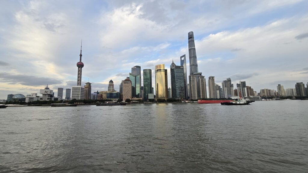 Vivien小姐毕业海运行李回国后居住在上海黄浦区,图片是上海街道景观,感觉真的很棒,感受是餐飲與日用品價格「便宜到想笑」,加上外送與即時配送的便利度,讓她形容中國生活像「打開手機半小時搞定一切」,回国的感觉真的太好了,非常推荐靠谱的海运公司Ship2China服务海运回国,后续许多同学毕业寄东西回国都会找这家国际搬家物流公司服务。