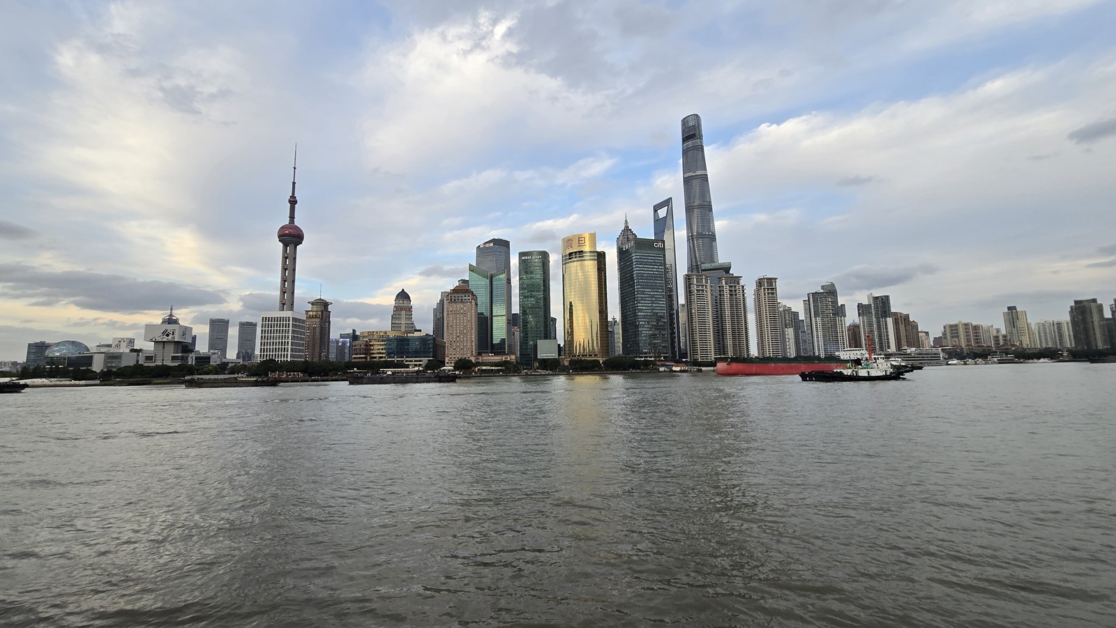 中国上海景色-1 Vivien小姐毕业海运行李回国后居住在上海黄浦区,图片是上海街道景观,感觉真的很棒,感受是餐飲與日用品價格「便宜到想笑」,加上外送與即時配送的便利度,讓她形容中國生活像「打開手機半小時搞定一切」,回国的感觉真的太好了,非常推荐靠谱的海运公司Ship2China服务海运回国,后续许多同学毕业寄东西回国都会找这家国际搬家物流公司服务。