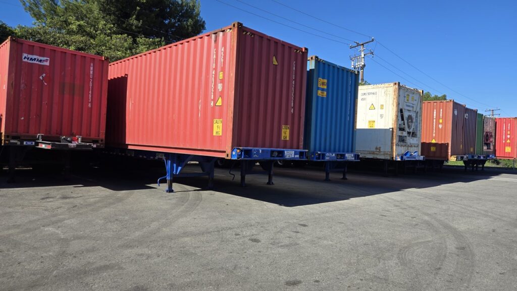 对于大件行李家具物品从加拿大海运回国价格多少钱？三房两厅或四個房间东西要跨国搬家回国费用多少？Ship2China国际搬家公司提供优惠20尺或40尺集装箱海运费用报价，从加拿大温哥华、多伦多海运集装箱回国