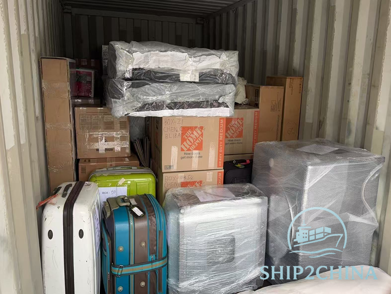 SHIP2china国际装柜照左边的电视不确定客户是把萤幕那边朝哪边 所以我们团队人员把床垫搬运到电视旁保护好萤幕