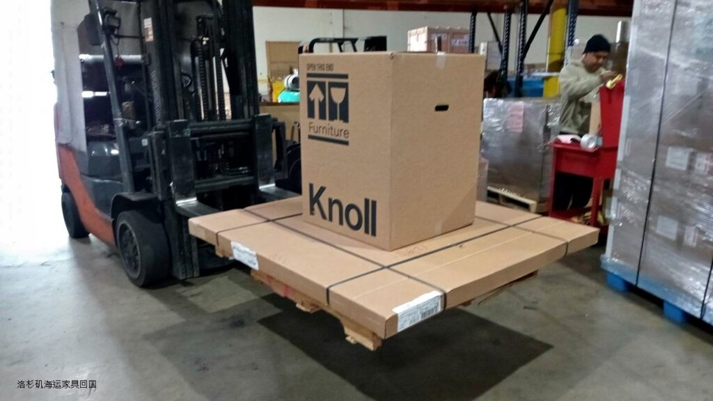 Ship2China美国货运公司以托盘方式从洛杉矶海运家具回国节省运费及增加安全性，家具放置在托盘上利用叉车搬运减少碰撞风险，如果回国家具非常多则利用20尺或40尺集装箱海运价格最经济划算，家具比较少则利用空运回国时间最快速，如果家具数量较多或重量较重则利用托盘集运方式海运回国又安全又省钱，美国洛杉矶到上海海运家具回国时间约4-6周也就是约1-1.5个月时间，到广州深圳海运时间约1.5-2个月，到天津需要1-2个月海运时间，Ship2China货运公司结合空运、集装箱海运、托盘集运等方式协助客户找出最快速且经济划算方式运输家具回国，图片是透过托盘运送方式从Ship2China洛杉矶仓库海运Knoll Funiture家具回国，从洛杉矶海运家具回国价格最低只要美金$300元/CBM。