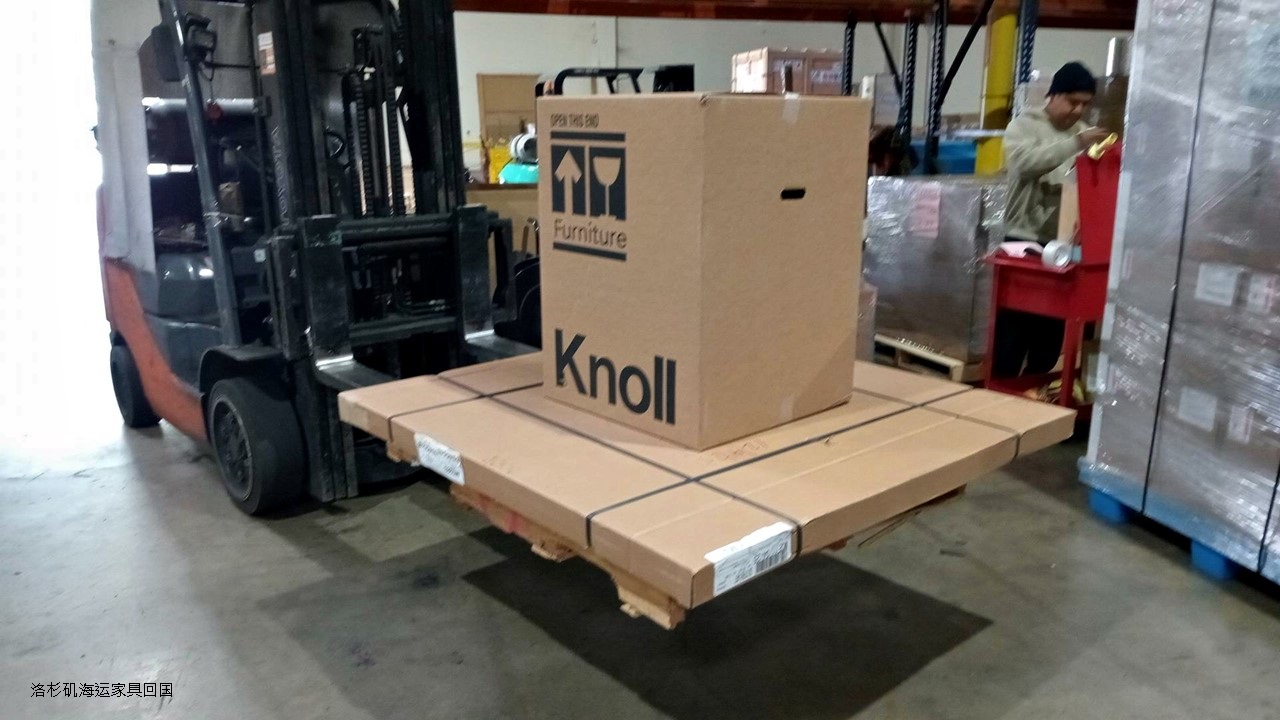 Ship2China美国货运公司以托盘方式从洛杉矶海运家具回国节省运费及增加安全性，家具放置在托盘上利用叉车搬运减少碰撞风险，如果回国家具非常多则利用20尺或40尺集装箱海运价格最经济划算，家具比较少则利用空运回国时间最快速，如果家具数量较多或重量较重则利用托盘集运方式海运回国又安全又省钱，美国洛杉矶到上海海运家具回国时间约4-6周也就是约1-1.5个月时间，到广州深圳海运时间约1.5-2个月，到天津需要1-2个月海运时间，Ship2China货运公司结合空运、集装箱海运、托盘集运等方式协助客户找出最快速且经济划算方式运输家具回国，图片是透过托盘运送方式从Ship2China洛杉矶仓库海运Knoll Funiture家具回国，从洛杉矶海运家具回国价格最低只要美金$300元/CBM。