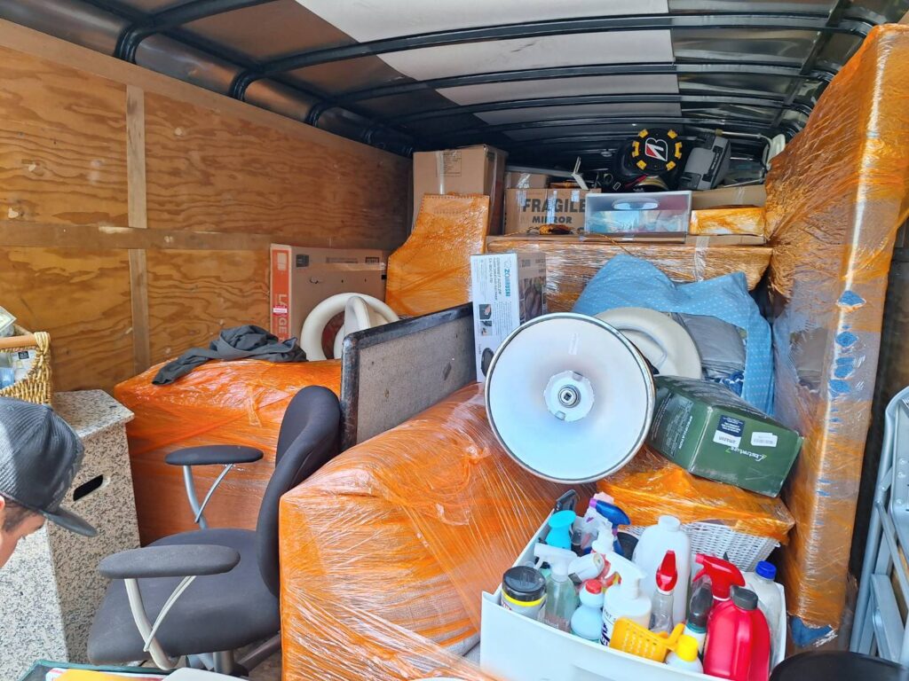 如何从加拿大温哥华海运行李回国呢？Ship To China(Ship2China)国际搬家公司协助林先生集运私人物品从加拿大温哥华海运回国，林先生住在中国杭州，因为退休需要海运搬家回国，海运行李清单包含包含私人用品、床垫、电视、字画、沙发、书籍、衣物及家具等，Ship2China是一家靠谱的国际海运搬家公司，专营加拿大温哥华海运回国服务。