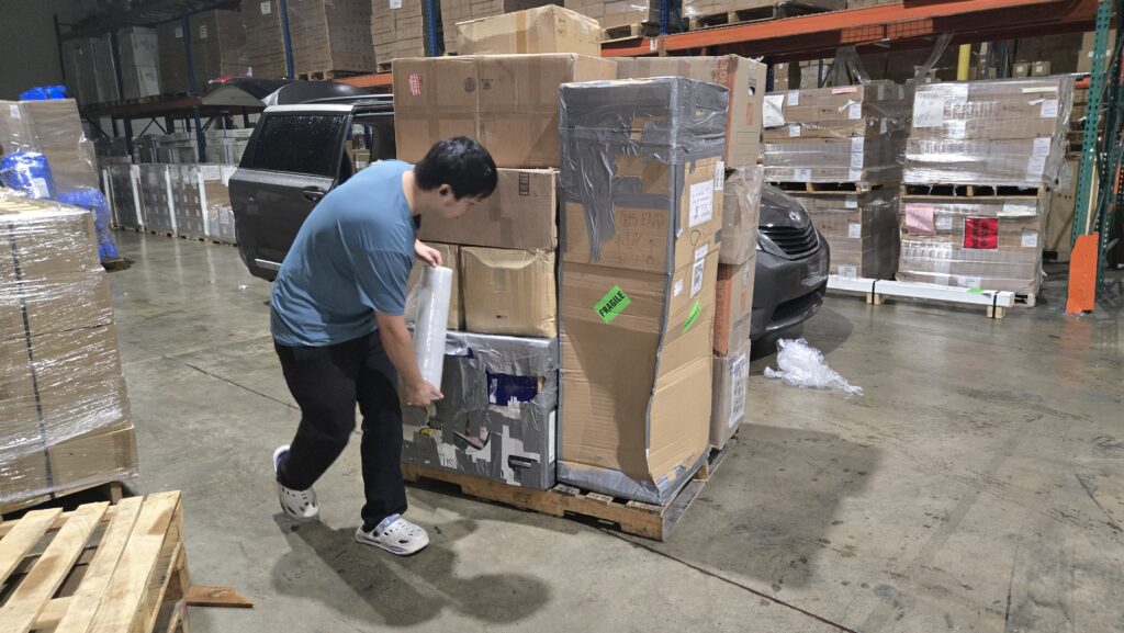 如果家具行李非常多则利用集装箱海运回国价格最经济划算，东西非常少只有几個纸箱则利用空运回国费用最便宜，如果东西不多也不少，大约十几纸箱大件行李家具床垫电视钢琴等利用托盘集运方式海运回国又安全又省钱，Ship2China美国货运公司结合空运、集装箱海运、托盘集运等方式找出最经济方式搬家寄行李回国，图片是从透过托盘集运LCL海运回国价格最低只要美金$350元。