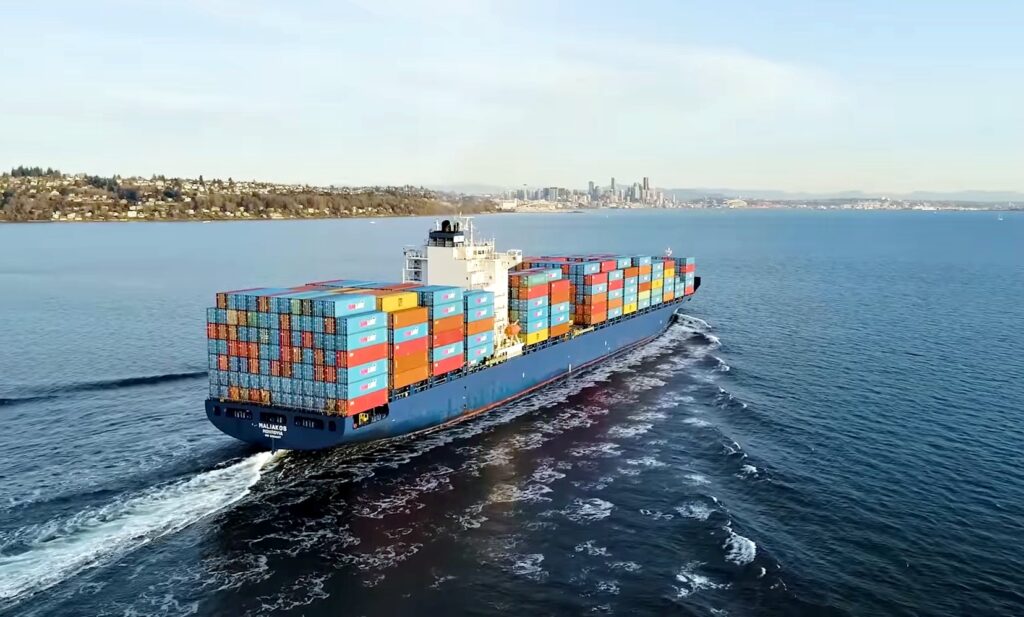 Ship2China加拿大货运代理公司精确计算找出最快速安全且便宜运费报价给客户，希望华侨留学生得到最安全快速且经济划算的空运及海运回国物流服务。