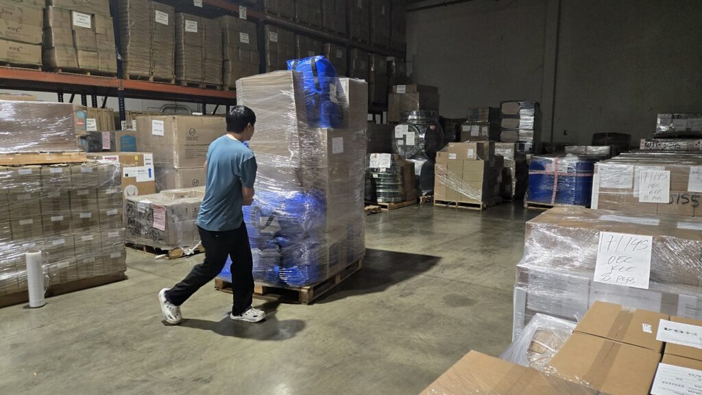 Ship2China独创海运托盘回国节省运费及增加安全性，如果家具行李非常多则利用集装箱海运回国价格最经济划算，东西非常少只有几個纸箱则利用空运回国费用最便宜，如果东西不多也不少，大约十几纸箱大件行李家具床垫电视钢琴等利用托盘集运方式海运回国又安全又省钱，Ship2China美国货运公司结合空运、集装箱海运、托盘集运等方式找出最经济方式搬家寄行李回国，图片是从透过托盘集运LCL海运回国价格最低只要美金$350元。