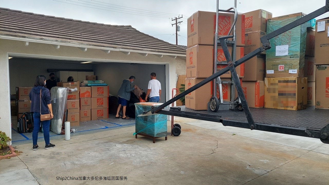 Ship2China加拿大货运公司以托盘方式从多伦多海运家具回国节省运费及增加安全性，家具放置在托盘上利用叉车搬运减少碰撞风险，如果回国家具非常多则利用20尺或40尺集装箱海运价格最经济划算，家具比较少则利用空运回国时间最快速，如果家具数量较多或重量较重则利用托盘集运方式海运回国又安全又省钱，加拿大多伦多到上海海运家具回国航程要经过巴拿马运河，时间比较长，约6-8周也就是约1.5-2个月时间到达中国，到广州深圳海运时间约1.5-2个月，到天津需要1.5-2个月海运时间，Ship2China货运公司结合空运、集装箱海运、托盘拼箱集运等方式协助客户找出最快速且经济划算方式海运家具回国，图片是透过托盘拼箱运送方式从Ship2China多伦多出口仓库海运家具回国，从多伦多海运家具回国价格最低只要美金$450元/CBM。