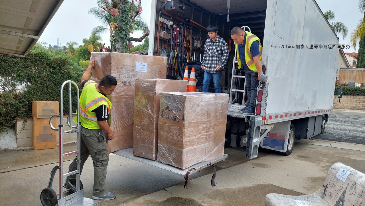Ship2China加拿大货运公司以托盘方式从温哥华海运家具回国节省运费及增加安全性，家具放置在托盘上利用叉车搬运减少碰撞风险，如果回国家具非常多则利用20尺或40尺集装箱海运价格最经济划算，家具比较少则利用空运回国时间最快速，如果家具数量较多或重量较重则利用托盘拼箱集运方式海运回国又安全又省钱，加拿大温哥华到上海海运家具回国航程时间约4-6周也就是约1-1.5个月时间到达中国，到广州深圳海运时间约1-2个月，到天津需要1-1.5个月海运时间，Ship2China货运公司结合空运、集装箱海运、托盘拼箱集运等方式协助客户找出最快速且经济划算方式海运家具回国，图片是透过托盘拼箱运送方式从Ship2China温哥华出口仓库海运家具回国，从温哥华海运家具回国价格最低只要美金$400元/CBM。