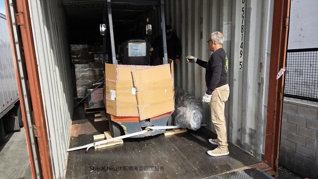 Ship2China美国货运公司以托盘方式从休斯顿海运家具回国节省运费及增加安全性，家具放置在托盘上利用叉车搬运减少碰撞风险，如果回国家具非常多则利用20尺或40尺集装箱海运价格最经济划算，家具比较少则利用空运回国时间最快速，如果家具数量较多或重量较重则利用托盘集运方式海运回国又安全又省钱，美国休斯顿到上海海运家具回国时间约6-8周也就是约1.5-2个月时间，到广州深圳海运时间约1.5-2.5个月，到天津需要1.5-2个月海运时间，Ship2China货运公司结合空运、集装箱海运、托盘拼箱集运等方式协助客户找出最快速且经济划算方式运输家具回国，图片是透过托盘拼箱运送方式从Ship2China休斯顿仓库海运家具回国，从德州休斯顿海运家具回国价格最低只要美金$400元/CBM。