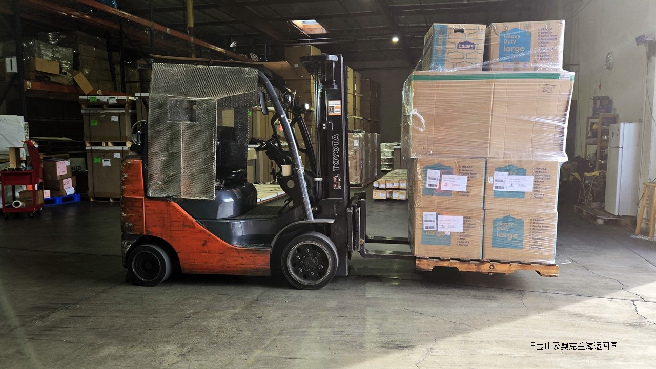 Ship2China美国货运公司以托盘方式从旧金山及奥克兰海运家具回国节省运费及增加安全性，家具放置在托盘上利用叉车搬运减少碰撞风险，如果回国家具非常多则利用20尺或40尺集装箱海运价格最经济划算，家具比较少则利用空运回国时间最快速，如果家具数量较多或重量较重则利用托盘集运方式海运回国又安全又省钱，美国旧金山及奥克兰到上海海运家具回国时间约5-6周也就是约1.5-2个月时间，到广州深圳海运时间约1.5-2.5个月，到天津需要1-2个月海运时间，Ship2China货运公司结合空运、集装箱海运、托盘集运等方式协助客户找出最快速且经济划算方式运输家具回国，图片是透过托盘运送方式从Ship2China奥克兰仓库海运Knoll Funiture家具回国，从奥克兰海运家具回国价格最低只要美金$350元/CBM。