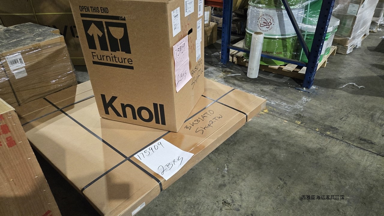 Ship2China美国货运公司以托盘拼箱方式从西雅图海运家具回国节省运费及增加安全性，家具放置在托盘上利用叉车搬运减少碰撞风险，如果回国家具非常多则利用20尺或40尺集装箱海运价格最经济划算，家具比较少则利用空运回国时间最快速，如果家具数量较多或重量较重则利用托盘集运拼箱方式海运回国又安全又省钱，美国西雅图到上海海运家具回国时间约5-7周也就是约1.2-2个月时间，到广州深圳海运时间约1.5-2个月，到天津需要1-2个月海运时间，Ship2China货运公司结合空运、集装箱海运、托盘拼箱集运等方式协助客户找出最快速且经济划算方式运输家具回国，图片是透过托盘拼箱运送方式从Ship2China西雅图仓库海运家具回国，从西雅图海运家具回国价格最低只要美金$400元/CBM。