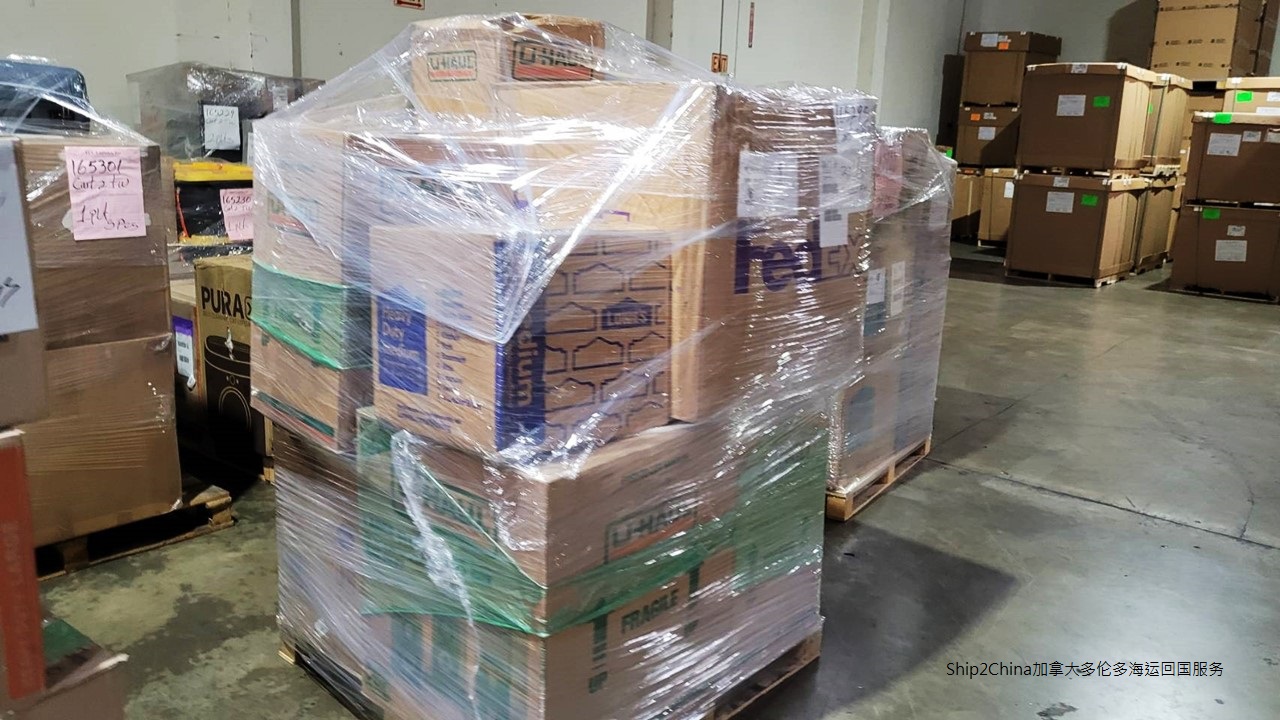 Ship2China货运公司从多伦多海运托盘回国兼具节省运费及增加安全性两大好处，如果回国家具行李非常多则利用集装箱海运价格最经济划算，东西非常少只有几個纸箱则利用空运回国费用最便宜，如果东西不多也不少，大约几十个纸箱大件行李小型家具床垫电视钢琴等利用托盘集运拼箱方式海运回国又安全又省钱，Ship2China加拿大货运公司结合空运、集装箱海运、托盘集运拼箱等方式找出最经济方式搬家寄行李回国，图片是从透过托盘拼箱从多伦多仓库集运LCL海运回国，多伦多海运拼箱回国价格最低只要美金$450元/CBM。