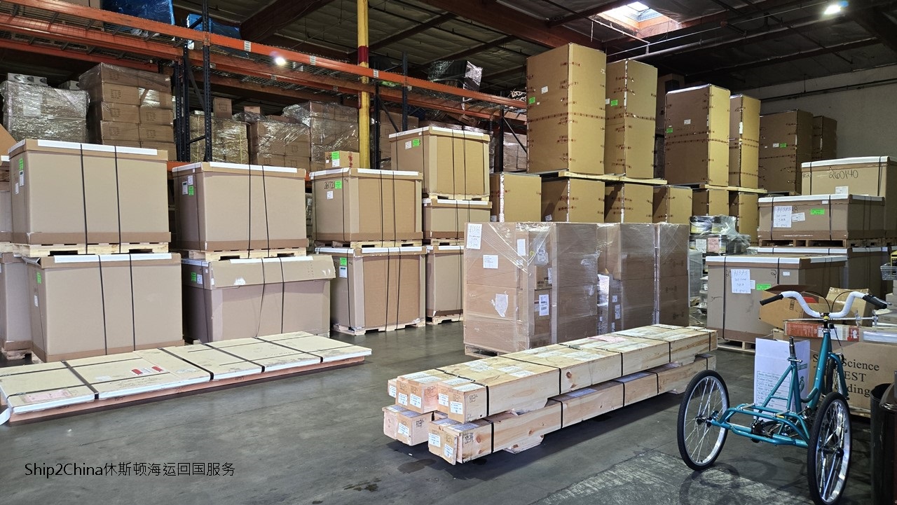 Ship2China货运公司从休斯顿海运托盘回国兼具节省运费及增加安全性两大好处，如果回国家具行李非常多则利用集装箱海运价格最经济划算，东西非常少只有几個纸箱则利用空运回国费用最便宜，如果东西不多也不少，大约几十个纸箱大件行李小型家具床垫电视钢琴等利用托盘集运拼箱方式海运回国又安全又省钱，Ship2China美国货运公司结合空运、集装箱海运、托盘拼箱集运等方式找出最经济方式搬家寄行李回国，图片是从透过托盘从休斯顿仓库集运LCL海运回国，德州休斯顿海运托盘回国价格最低只要美金$400元/CBM。