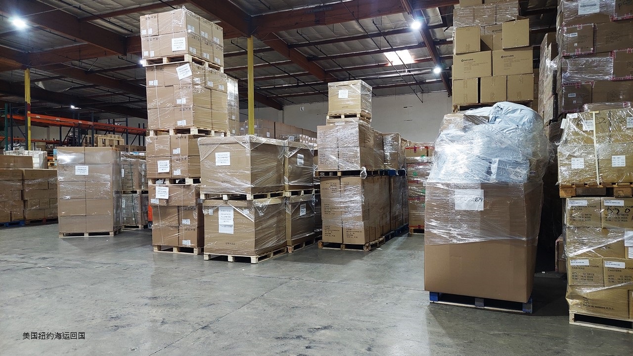 Ship2China货运公司从纽约海运托盘回国兼具节省运费及增加安全性两大好处，如果回国家具行李非常多则利用集装箱海运价格最经济划算，东西非常少只有几個纸箱则利用空运回国费用最便宜，如果东西不多也不少，大约几十个纸箱大件行李小型家具床垫电视钢琴等利用托盘集运拼箱方式海运回国又安全又省钱，Ship2China美国货运公司结合空运、集装箱海运、托盘集运拼箱等方式找出最经济方式搬家寄行李回国，图片是从透过托盘拼箱从纽约仓库集运LCL海运回国，纽约海运拼箱回国价格最低只要美金$400元/CBM。