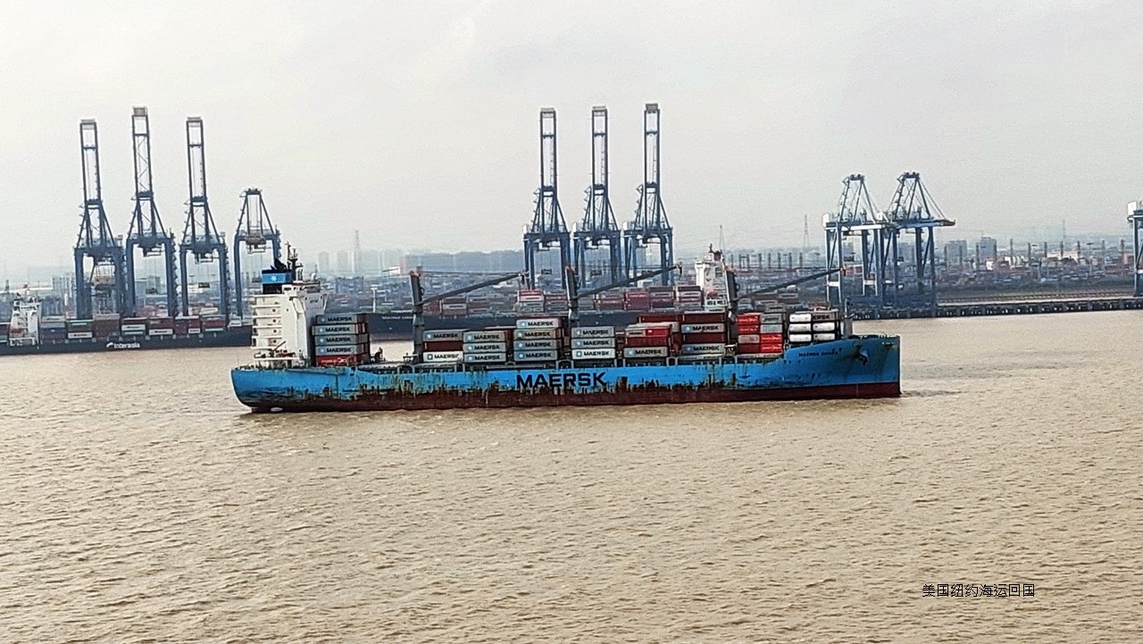 Ship2China美国货运代理公司结合空运或海运找出最便宜费用协助华侨留学生从纽约海运家具钢琴行李集装箱回国，LCL纽约海运家具回国淡季价格最低只要美金$400元/CBM，旺季海运价格$550元/CBM，纽约是美国东岸最大出口港口，运费也是最便宜，集装箱海运回国运费最低只要美金$4000元，2021年运费最高点约美金14000元，海运运费价格浮动非常大，建议客户提早预订船仓节省运费，纽约海运出口有四個港口，分别是从雷德胡克集装箱码头 (Red Hook Container Terminal)、纽约利伯蒂港 (Port Liberty New York)、纽瓦克-伊丽莎白港务码头 (Port Newark–Elizabeth Marine Terminal)或泽西港码头 (Port Jersey Marine Terminal)出口海运回国，Ship2China货运公司在纽约的出口仓库提供保税、仓儲、报关、清关、集装箱运送、装柜、拆柜服务，服务地区包含纽约地区法拉盛 (Flushing, Queens) 、布鲁克林 (Brooklyn) 、曼哈顿(Manhattan)、艾姆赫斯特 (Elmhurst, Queens)、史丹顿岛 (Staten Island)、 长岛地区 (Long Island – 纳苏郡 Nassau County)、罗彻斯特 (Rochester – Henrietta)及附近地区包含新泽西州 (New Jersey)、康州 (Connecticut) 、宾州 (Pennsylvania)等地的海运搬家寄送大件行李家具回国服务。