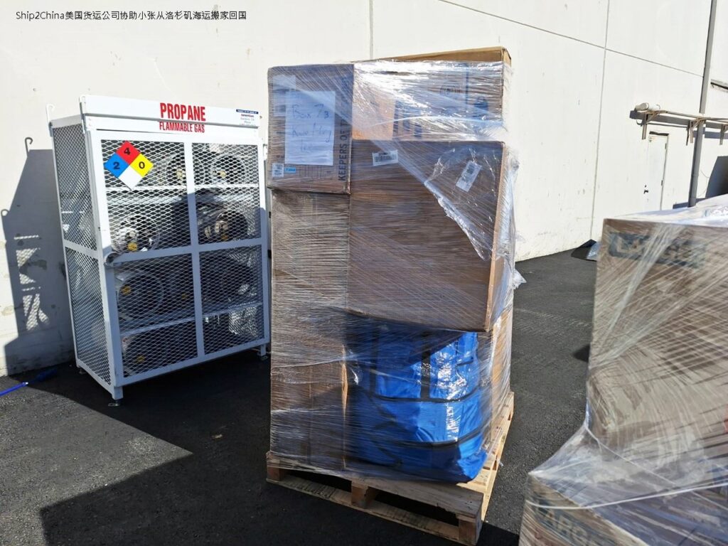 小张委托给Ship2China的私人行李衣物书籍及小型家具电视约15立方米（CBM），Ship2China为其量身定制了从洛杉矶海运拼箱+门到门回国服务方案，总费用约在$4,500–$7000美元之间（按$300–$450/CBM计算，淡季旺季海运价格差距很大），包含： - 洛杉矶圣盖博住家上门打包、装箱（$120/小时） - 货物从圣盖博市运至长堤港（Long Beach）Ship2China出口仓库约2-3小时 - 美国出口报关文件处理（$150） - 洛杉矶海运至上海或宁波港（含保险、码头操作、吊柜、装柜、码头拖车等） - 中国清关、仓储及送货到绍兴家门口（实报实销）