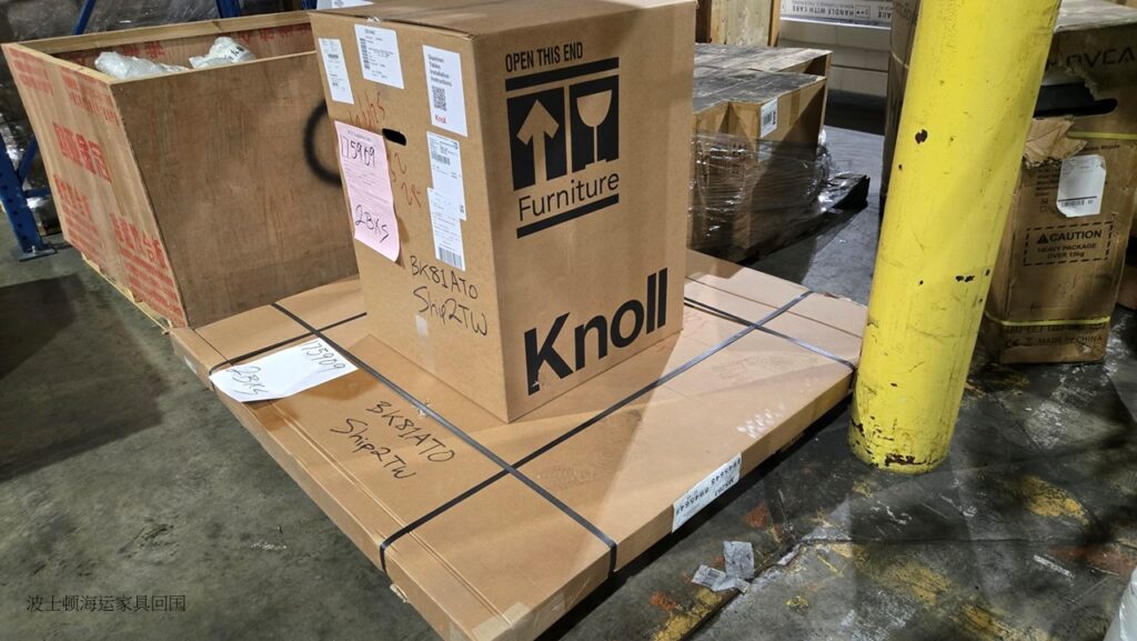 Ship2China美国货运公司以托盘拼箱方式从波士顿海运家具回国节省运费及增加安全性，家具放置在托盘上利用叉车搬运减少碰撞风险，如果回国家具非常多则利用20尺或40尺集装箱海运价格最经济划算，家具比较少则利用空运回国时间最快速，如果家具数量较多或重量较重则利用托盘集运方式海运回国又安全又省钱，美国波士顿搬家寄行李到纽约出口仓库再从纽约到上海海运家具回国航程要经过巴拿马运河，时间比较长，约6-8周也就是约1.5-2个月时间到达中国，到广州深圳海运时间约1.5-2个月，到天津需要1.5-2个月海运时间，Ship2China货运公司结合空运、集装箱海运、托盘拼箱集运等方式协助客户找出最快速且经济划算方式从波士顿海运家具回国，图片是透过托盘拼箱运送方式从Ship2China纽约出口仓库海运家具回国，从海运家具回国价格最低只要美金$500元/CBM。