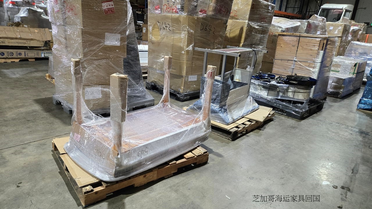 Ship2China美国货运搬家公司以托盘拼箱LCL方式从芝加哥海运家具回国节省运费及增加安全性，家具放置在托盘上利用叉车搬运减少碰撞风险，如果回国家具非常多则利用20尺或40尺集装箱海运价格最经济划算，家具比较少则利用空运回国时间最快速，如果家具数量较多或重量较重则利用托盘集运方式海运回国又安全又省钱，美国芝加哥到上海海运家具回国航程要经过铁路运输到洛杉矶出口，时间比较长，约6-8周也就是约1.5-2个月时间到达中国，到广州深圳海运时间约2-2.5个月，到天津需要1.5-2个月海运时间，Ship2China国际货运搬家公司结合空运、集装箱海运、托盘拼箱集运等方式协助客户找出最快速且经济划算方式海运家具回国，图片是透过托盘拼箱运送方式从Ship2China芝加哥出口仓库海运家具回国，从芝加哥海运家具回国价格最低只要美金$500元/CBM。