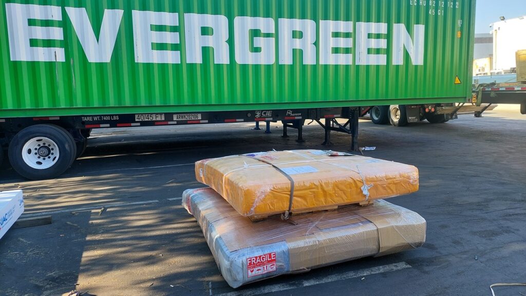 Ship2China长期合作的国际航运伙伴包括中国远洋海运集团,马士基航运公司,地中海航运公司,以星航运公司,达飞海运集团,长荣海运,阳明海运,万海海运,裕民航运,多家航商中东航线营收占比约10%~20%,航程调整将进一步压缩全球船舶调度空间,推升整体运价。油价上涨带动油轮运价攀升,在中印原油采购转向背景下,油轮供不应求趋势明显,此外中国自美国进口大豆启运,加上农历年后原物料运输需求回升,散装运价自1月中旬起反弹,市场预期3月将迎来加速上涨行情。若荷莫兹海峡封锁持续,国际油价不排除挑战每桶100美元关口,进一步推高全球物流成本。图片中是Ship2China协助张先生从西雅图海运床垫家具回国到上海宁波