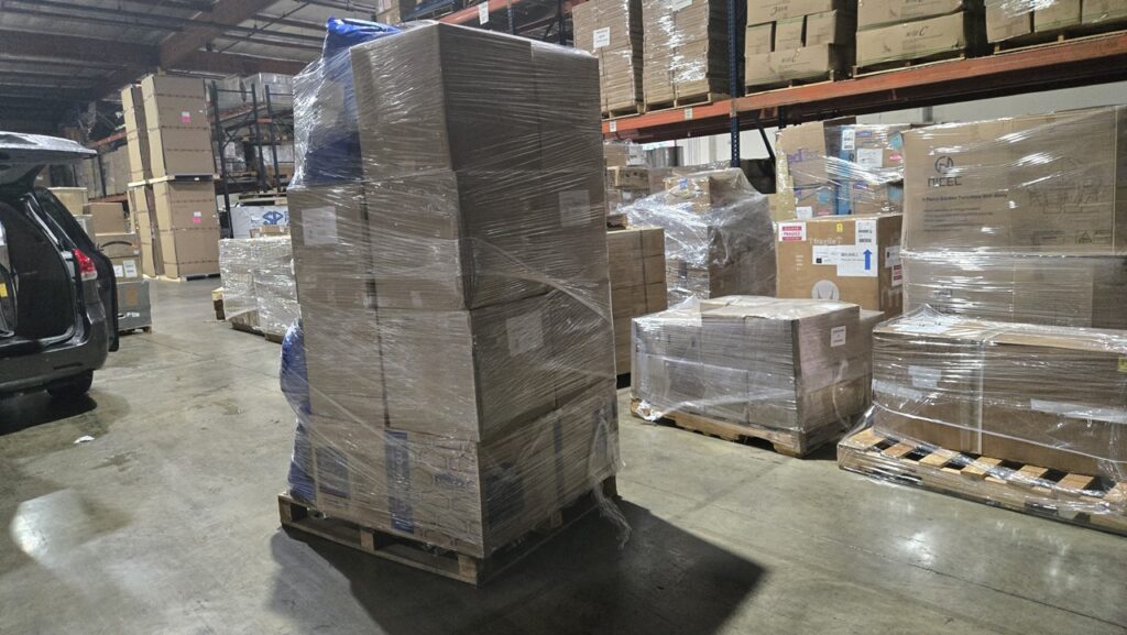 Ship2China海运回国服务流程:在线询价 → 预约取件 → 专业包装 → 报关海运 → 清关派送到家,海运回国价格以体积(立方米)计算,适合大件家具行李、电视、床垫、书籍及重型货物运输。 Ship2China海运回国服务流程:在线询价 → 预约取件 → 专业包装 → 报关海运 → 清关派送到家,海运回国价格以体积(立方米)计算,适合大件家具行李、电视、床垫、书籍及重型货物运输。图片中是Ship2China协助李先生从美国德州休斯顿海运家具电视床垫书籍回国到天津。