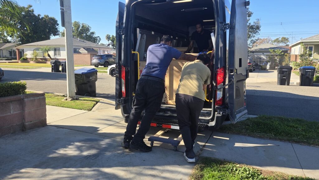 Ship2China协助客户精确评估并找出最便宜划算路线:芝加哥陆运至纽约或洛杉矶哪个更便宜?哪个港口清关费用较低?清关后内陆运输至长沙或沈阳的成本?通过综合计算海运、陆运、报关与清关费用,找出最快速、安全且经济的最佳路线。图片中是Ship2China协助林先生从美国芝加哥海运寄行李回国到上海苏州