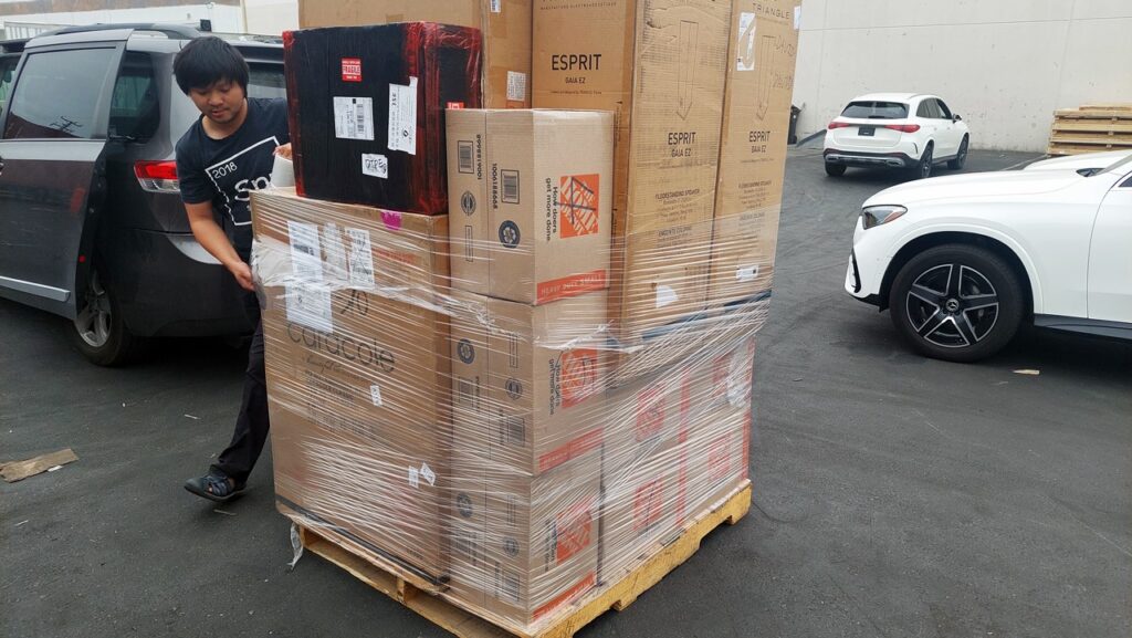 一般海运回国时间约30~50天,面对当前全球局势不确定性,选择经验丰富、资源整合能力强的物流公司尤为重要,Ship2China不仅拥有全球主流航商合作网络,更具备灵活调度与风险管理能力,Ship2China结合空运与海运优势,协助客户在成本、时效与安全之间取得最佳平衡。在动荡的时代里,航运不只是运输,更是对风险的管理与对未来的判断,选择Ship2China,不只是选择一家公司,而是选择一个在全球变局中,依然稳健前行的跨国物流伙伴,图片中是Ship2China协助陈先生从加拿大温哥华寄海运回国到江西南昌