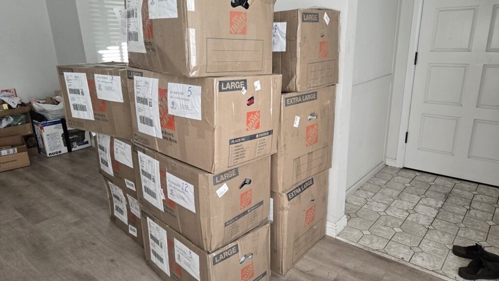 若箱数多重量高或有不规则大型物品,空运费用极高,海运成为更具性价比选择,Ship2China海运公司从美国西岸(西雅图、奥克兰、洛杉矶)、美国东岸(纽约)、美国南岸(休士顿)或加拿大东岸温哥华或加拿大东岸多伦多海运出口到中国天津、青岛、上海、宁波、厦门、深圳、广州等港口。图片中是Ship2China国际搬家公司协助李先生从美国东岸波士顿海运搬家到中国南京