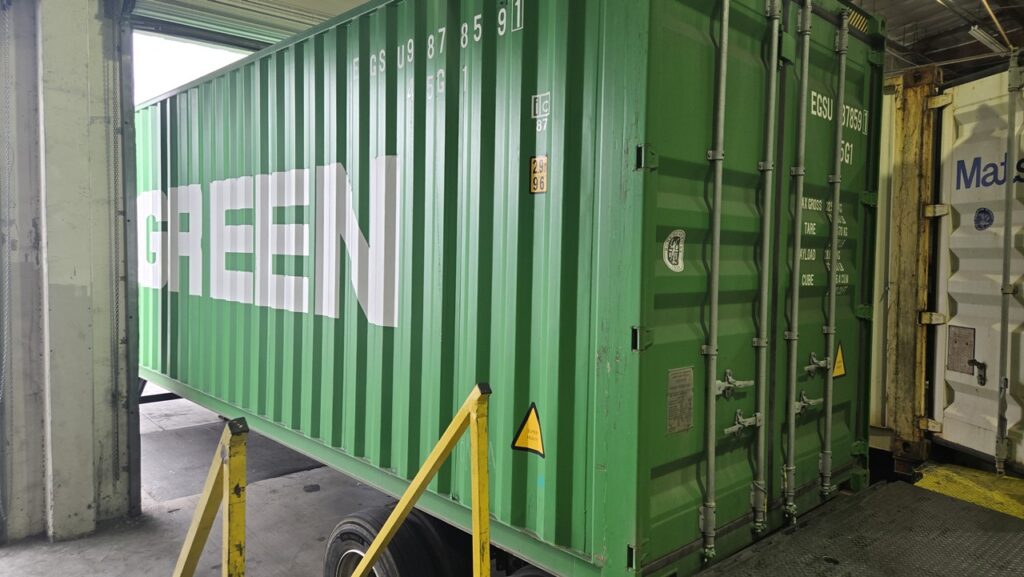 从美国洛杉矶海运集装箱回国到南京的相关费用价格,Ship2China公司给出了详细说明: - 洛杉矶海运回国价格:约$300–$450美元/立方公尺(CBM),不限重量、越重越划算、不限大小尺寸、越大越多越划算、不限包装材质、除了禁运物品之外,其余都不限制,这个海运价格涵盖洛杉矶港口到上海港或宁波港的海运费、码头拖车、吊柜装柜、还柜及海运保险,海运20尺集装箱运费约美金$3500-6000元。 - 中国端清关费用:清关报关与仓储费用实报实销,从美国海运私人物品到中国的清关程序非常复杂,一般国内的报关行都无法处理,需要找像Ship2China这样在中国有专业清关执照且有私人物品清关经验的公司处理,进口到中国的私人行李私人物品家具需要的清关文件如下:(1)旅客本人有效进出境证件,(2)本人实际进出境记录,(3)《中华人民共和国海关进出境人员行李物品申报单》,应由本人签名确认,并在通关时交由现场海关盖章及签注已使用的免税额度,(4)旅客居留证件,(5)提运单:承运分运行李的物流公司提供的各类提货凭证,如分运行李通过国际邮件方式运输,需提供邮件详情单号等必要信息及凭证。(6)装箱单:根据分运行李实际情况提供的包含物品品名、件数、品牌、价格等信息的清单说明,(7)委托书,(8)《中华人民共和国海关进出境自用物品申报单》,(9)分运行李含有涉及其他相关部门许可证件的物品的,需要提供相应证件。 - 美国端服务费用:货物打栈板固定捆绑、出口报关及仓储处理;住家打包装箱服务约$120/小时;出口清单文件费用$150 - 国内运输搬运:从尔湾住家到Long Beach出口仓库的搬运费用另计,一般介于美金$600-1500元。 从美国洛杉矶海运集装箱回国到南京的相关费用价格,Ship2China公司给出了详细说明: - 洛杉矶海运回国价格:约$300–$450美元/立方公尺(CBM),不限重量、越重越划算、不限大小尺寸、越大越多越划算、不限包装材质、除了禁运物品之外,其余都不限制,这个海运价格涵盖洛杉矶港口到上海港或宁波港的海运费、码头拖车、吊柜装柜、还柜及海运保险,海运20尺集装箱运费约美金$3500-6000元。 - 中国端清关费用:清关报关与仓储费用实报实销,从美国海运私人物品到中国的清关程序非常复杂,一般国内的报关行都无法处理,需要找像Ship2China这样在中国有专业清关执照且有私人物品清关经验的公司处理,进口到中国的私人行李私人物品家具需要的清关文件如下:(1)旅客本人有效进出境证件,(2)本人实际进出境记录,(3)《中华人民共和国海关进出境人员行李物品申报单》,应由本人签名确认,并在通关时交由现场海关盖章及签注已使用的免税额度,(4)旅客居留证件,(5)提运单:承运分运行李的物流公司提供的各类提货凭证,如分运行李通过国际邮件方式运输,需提供邮件详情单号等必要信息及凭证。(6)装箱单:根据分运行李实际情况提供的包含物品品名、件数、品牌、价格等信息的清单说明,(7)委托书,(8)《中华人民共和国海关进出境自用物品申报单》,(9)分运行李含有涉及其他相关部门许可证件的物品的,需要提供相应证件。 - 美国端服务费用:货物打栈板固定捆绑、出口报关及仓储处理;住家打包装箱服务约$120/小时;出口清单文件费用$150 - 国内运输搬运:从尔湾住家到Long Beach出口仓库的搬运费用另计,一般介于美金$600-1500元。