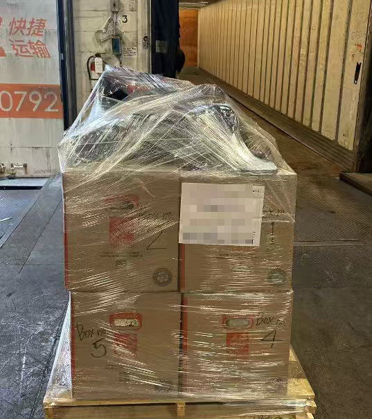 基于客户林先生约30-40 CBM（立方米）的货量，Ship2China提供了详细的洛杉矶海运回国价格预估： - 洛杉矶海运回国基本运费：$350–$500/CBM（含洛杉矶港至厦门港海运费、码头操作、吊柜、保险等），整柜折扣30-40%。 - 美国端服务费：上门打包搬运（$120/小时）、出口报关文件费（$200） - 中国端费用：中国厦门港清关、拆柜、还柜、港口托运、仓储、送货上门等（实报实销），Ship2China专业个人物品清关申报确保符合免税规定或仅缴交最低关税。 - 潜在查验费：美国海关抽查概率约1/10，X光查验约$100–$200/CBM，人工开柜则可能达$200–$400/CBM（Ship2China会协助准备合规文件以降低美国海关查验风险） 尽管存在港口海关查验可能性，但Ship2China的40尺整柜集装箱海运回国报价仍比市场普遍价格便宜5%-10%以上，整体性价比极高。