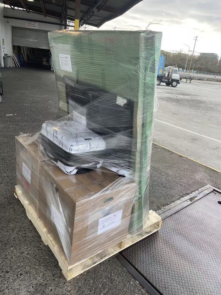 基于客户林先生约30-40 CBM（立方米）的货量，Ship2China提供了详细的洛杉矶海运回国价格预估： - 洛杉矶海运回国基本运费：$350–$500/CBM（含洛杉矶港至厦门港海运费、码头操作、吊柜、保险等），整柜折扣30-40%。 - 美国端服务费：上门打包搬运（$120/小时）、出口报关文件费（$200） - 中国端费用：中国厦门港清关、拆柜、还柜、港口托运、仓储、送货上门等（实报实销），Ship2China专业个人物品清关申报确保符合免税规定或仅缴交最低关税。 - 潜在查验费：美国海关抽查概率约1/10，X光查验约$100–$200/CBM，人工开柜则可能达$200–$400/CBM（Ship2China会协助准备合规文件以降低美国海关查验风险） 尽管存在港口海关查验可能性，但Ship2China的40尺整柜集装箱海运回国报价仍比市场普遍价格便宜5%-10%以上，整体性价比极高。