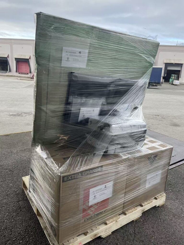 基于客户林先生约30-40 CBM（立方米）的货量，Ship2China提供了详细的洛杉矶海运回国价格预估： - 洛杉矶海运回国基本运费：$350–$500/CBM（含洛杉矶港至厦门港海运费、码头操作、吊柜、保险等），整柜折扣30-40%。 - 美国端服务费：上门打包搬运（$120/小时）、出口报关文件费（$200） - 中国端费用：中国厦门港清关、拆柜、还柜、港口托运、仓储、送货上门等（实报实销），Ship2China专业个人物品清关申报确保符合免税规定或仅缴交最低关税。 - 潜在查验费：美国海关抽查概率约1/10，X光查验约$100–$200/CBM，人工开柜则可能达$200–$400/CBM（Ship2China会协助准备合规文件以降低美国海关查验风险） 尽管存在港口海关查验可能性，但Ship2China的40尺整柜集装箱海运回国报价仍比市场普遍价格便宜5%-10%以上，整体性价比极高。