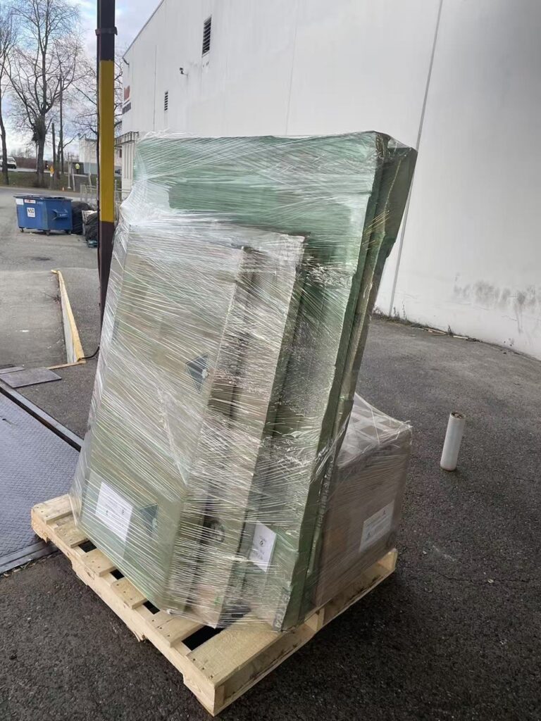 基于客户林先生约30-40 CBM（立方米）的货量，Ship2China提供了详细的洛杉矶海运回国价格预估： - 洛杉矶海运回国基本运费：$350–$500/CBM（含洛杉矶港至厦门港海运费、码头操作、吊柜、保险等），整柜折扣30-40%。 - 美国端服务费：上门打包搬运（$120/小时）、出口报关文件费（$200） - 中国端费用：中国厦门港清关、拆柜、还柜、港口托运、仓储、送货上门等（实报实销），Ship2China专业个人物品清关申报确保符合免税规定或仅缴交最低关税。 - 潜在查验费：美国海关抽查概率约1/10，X光查验约$100–$200/CBM，人工开柜则可能达$200–$400/CBM（Ship2China会协助准备合规文件以降低美国海关查验风险） 尽管存在港口海关查验可能性，但Ship2China的40尺整柜集装箱海运回国报价仍比市场普遍价格便宜5%-10%以上，整体性价比极高。